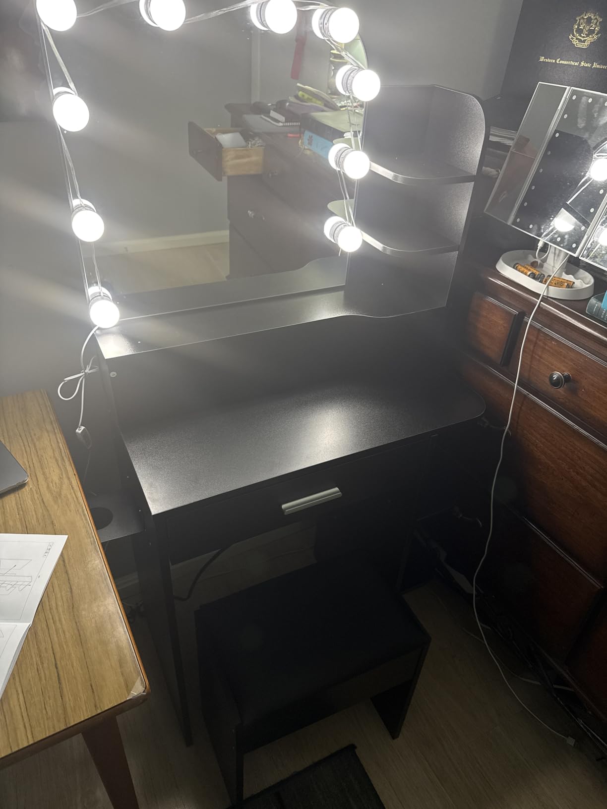 wanan Makeup Vanity with Chair, Small Vanity Desk with Mirror and Lights 3 Colors, Girls Vanity Set with Power Outlet, Compact Vanity Table for Small Space, White customer photo 2