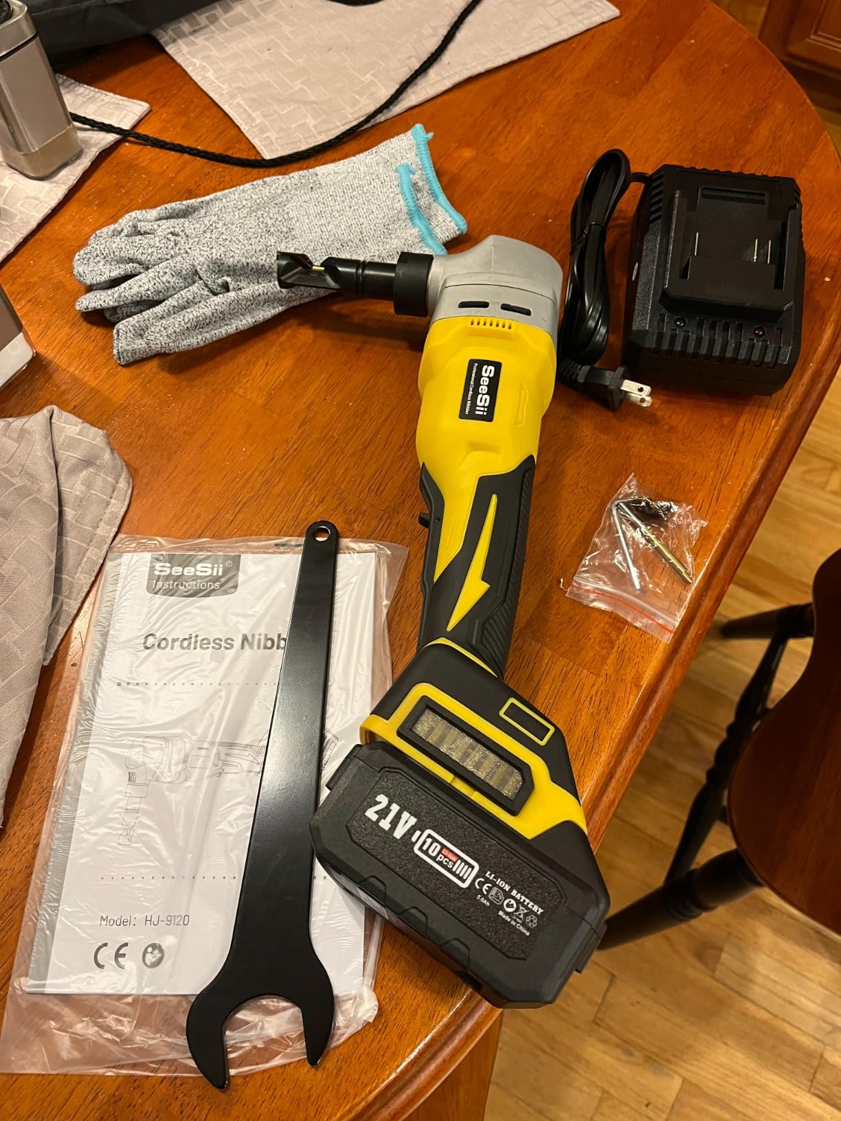 SEESII 18 Gauge Cordless Brad Nailer and Stapler Gun for Drywall, 20V 2-in-1 Electric Nail Gun with 2 Batteries, 1000pcs Nails & Staples, Adjustable Depth for Wood, Upholstery & DIY Projects customer photo 1