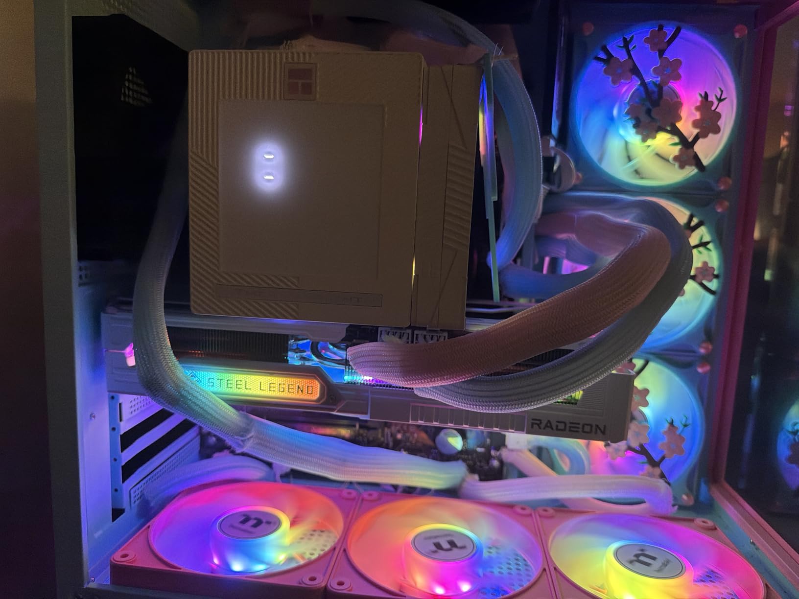 ASRock Radeon RX 9070 XT Challenger 16GB OC Graphics Card (AMD RDNA 4 Architecture, 2970 MHz Boost Clock, 16GB GDDR6, PCIe 5.0, DisplayPort 2.1a, HDMI 2.1b, Triple Fan Cooling) customer photo 2