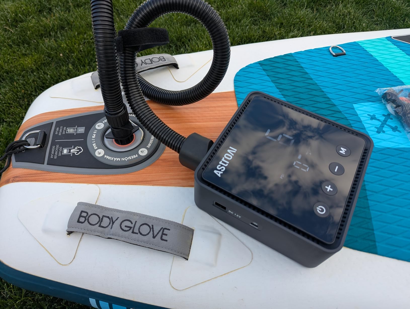 AstroAI P3 Electric Paddle Board Pump, 20PSI Rechargeable SUP Pump for Paddleboard with Battery & 12V DC, Dual Stage Inflation & Deflation and Auto-Off SUP Air Pump for Kayak, Tent, Boat customer photo 1