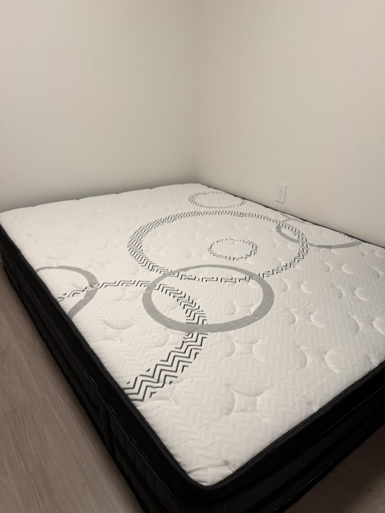 Plush Queen Mattress 14 Inch Hybrid for Supportive Pressure Relief, Cooling Gel Memory Foam & Pocketed Coils, Fiberglass-Free, CertiPUR-US Certified customer photo 1