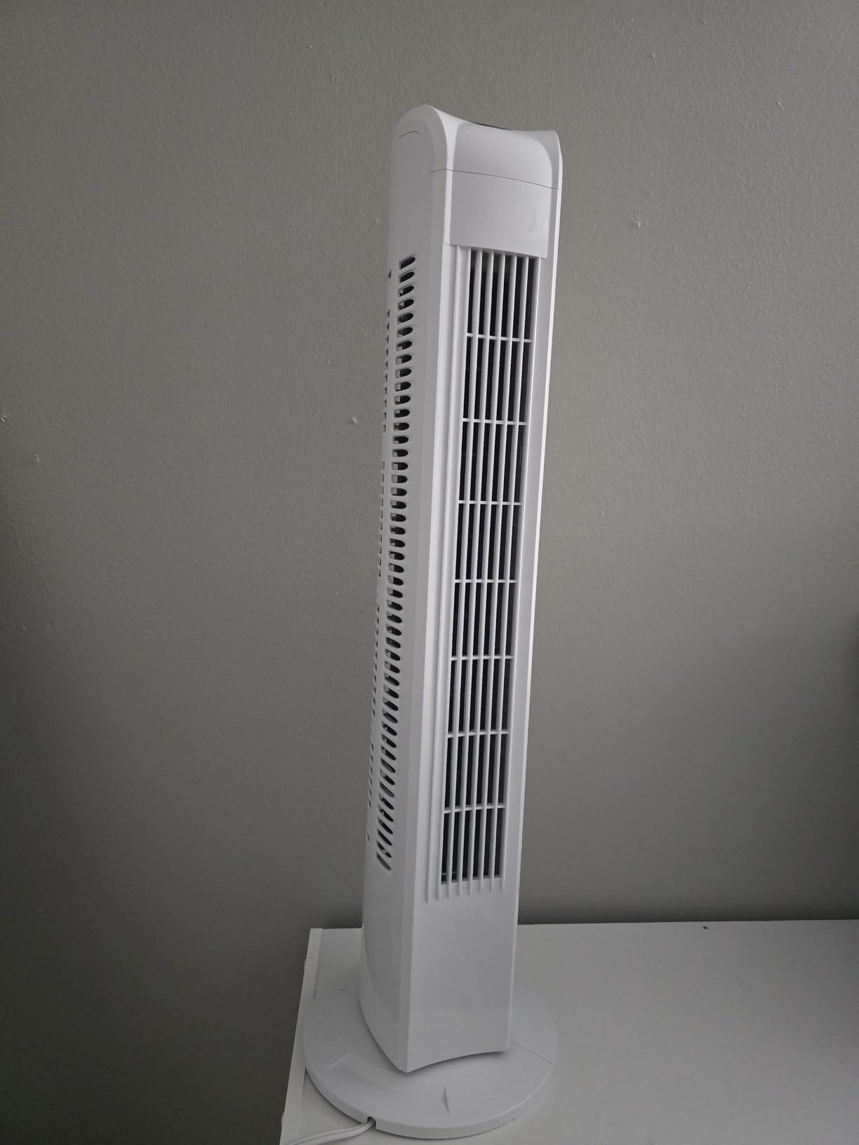 Uthfy Oscillating Tower Fan for Bedroom, Portable Standing Fan with Remote, 3 Modes 3 Speeds, 7.5H Timer, 120° Quiet Cooling for Living room, Office, Black customer photo 1