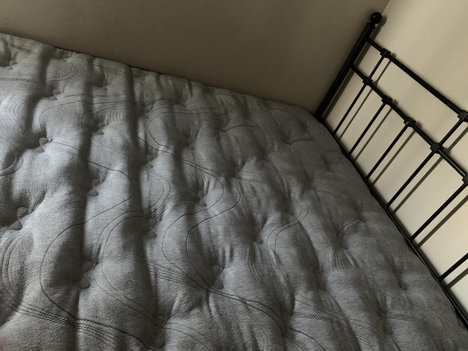 Queen Size Mattress, 18 Inch Deluxe Hybrid Queen Mattress in a Box, Cooling-Gel Memory Foam & Pocket Springs, Medium Firm, Pressure Relief, Extra Edge Support, 365-Night Trial (2026 Upgraded Support) customer photo 2