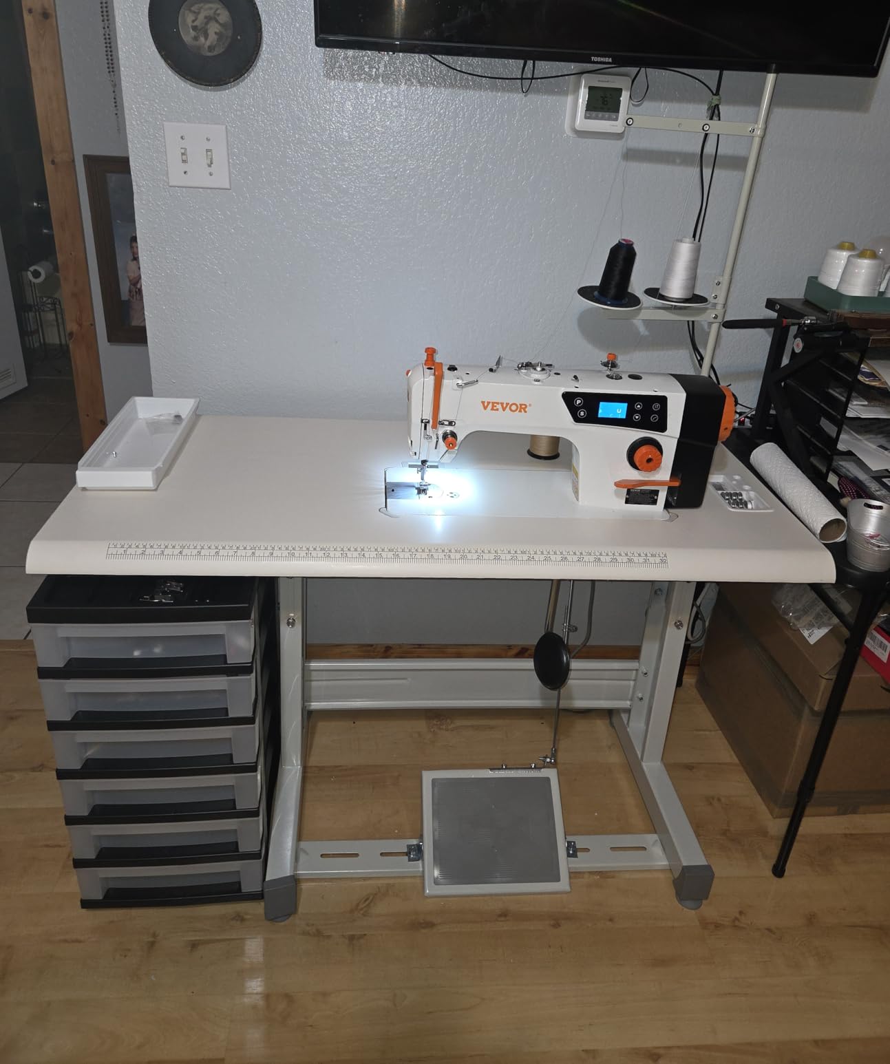VEVOR Industrial Lockstitch Sewing Machine, Servo Motor Commercial Sewing Machine Set with Table Stand, 5000 SPM High Speed, Auto Thread Trimmer, Metal Frame for Denim Cotton Sewing customer photo 1