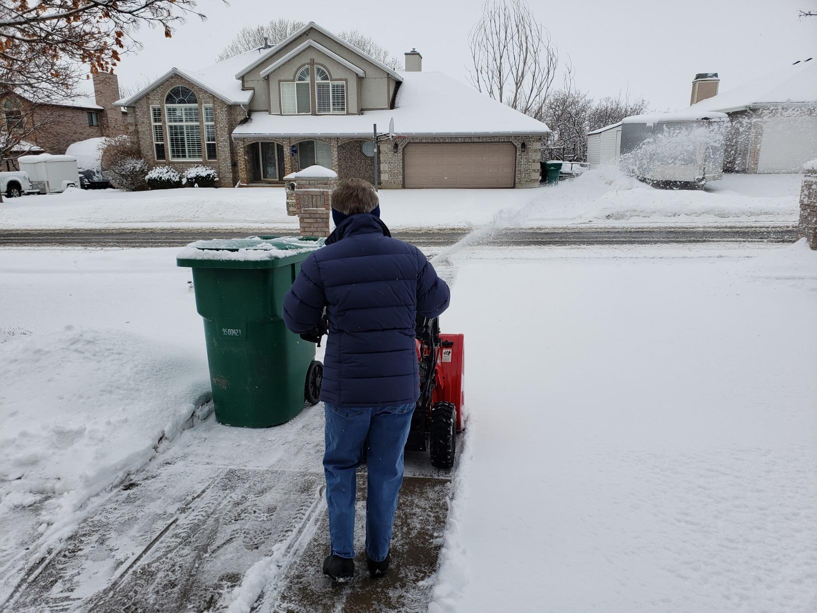 Honda HSS724 23.8-Inch Two Stage Snow Blower with Electric Start, Pneumatic Sure-Grip Tires, Clears Up to 1500 Pounds per Minute with 49-Foot Max Throwing Distance, Self-Propelled (HSS724AAWD) customer photo 2