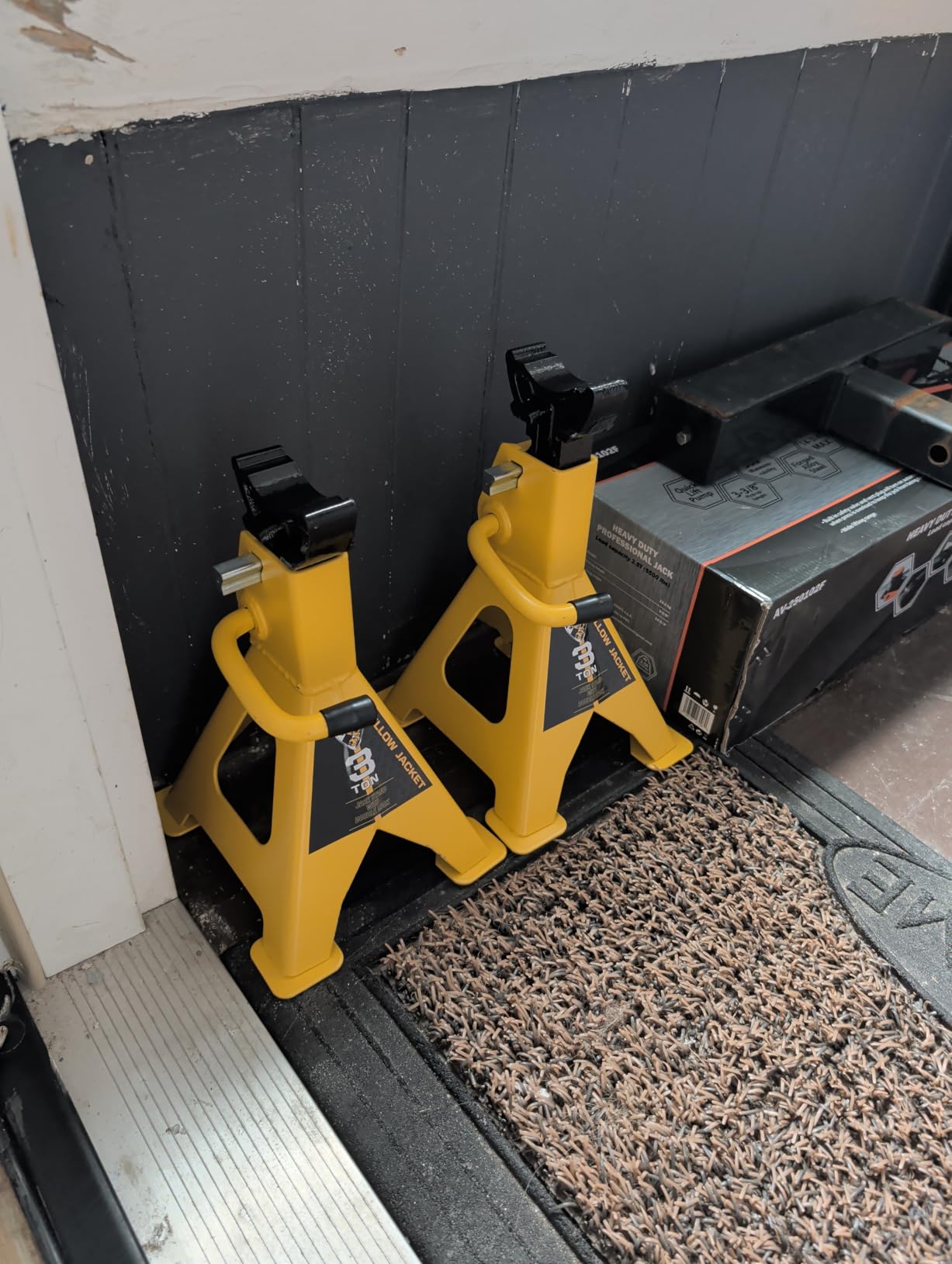 YELLOW JACKET Car Jack Stands 3 Ton with Double Locking and Large Foot Base for Lifting SUVS, Heavy Duty Steel, 6600 lb Capacity, 1 Pair, Yellow customer photo 1