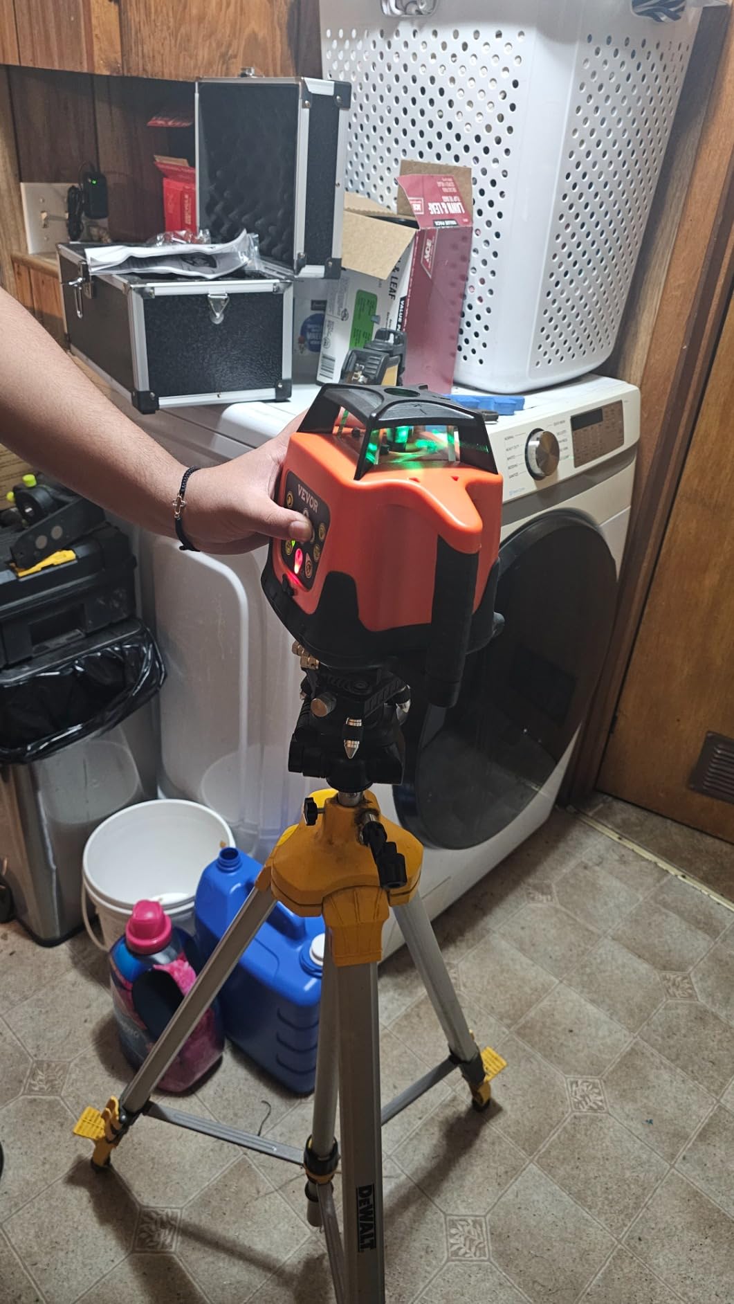 VEVOR Rotary Laser Level 2000ft, 360 Degree Self Leveling Green Cross Line Laser, 5 Rotation Speeds & 4 Scanning Angles Adjustment, IP66 Waterproof Remote Control Manual Self-leveling Mode customer photo 1