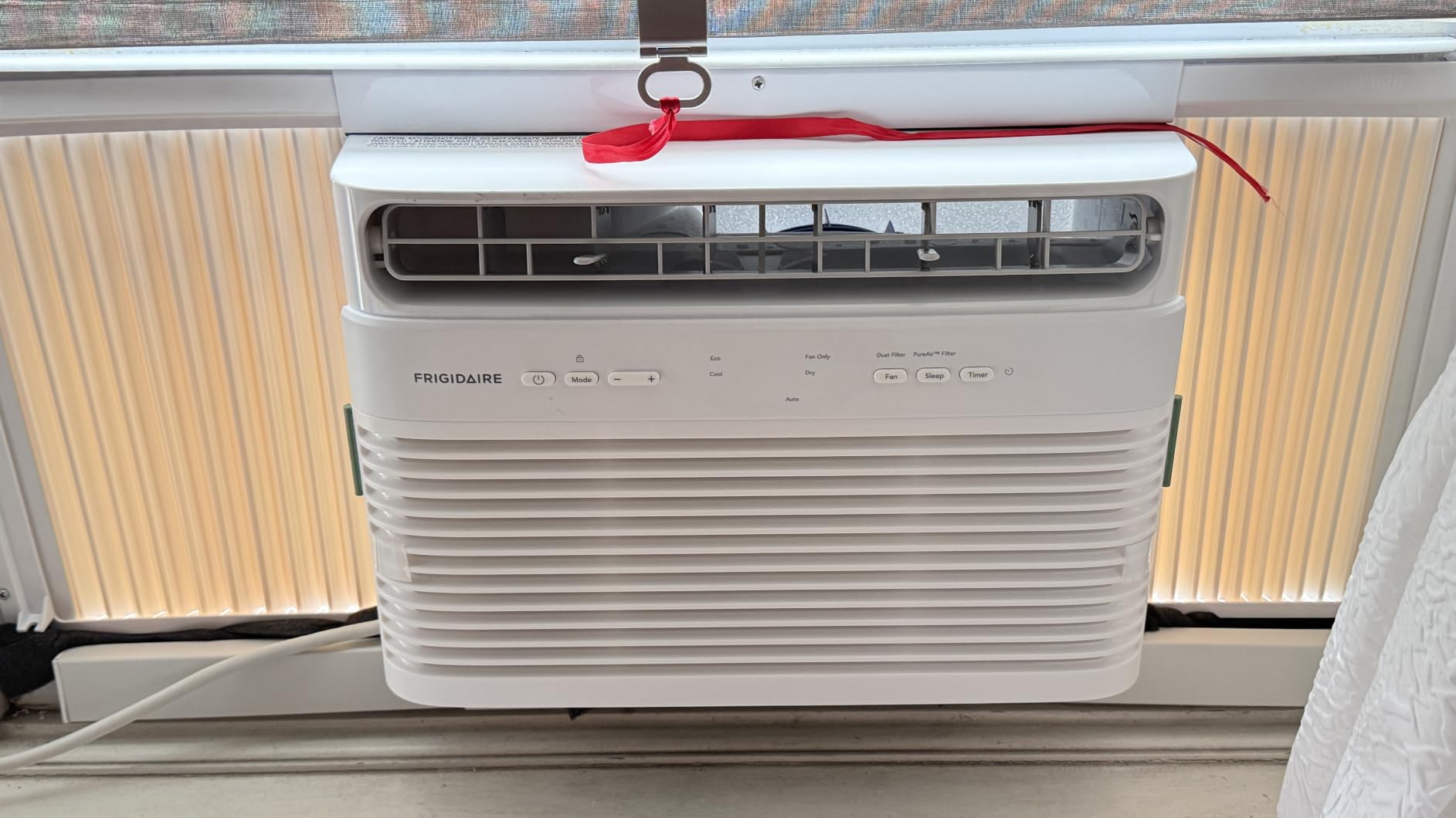 Frigidaire 5,000 BTU Window Air Conditioner with Remote Control, Cools Up to 150 Sq. Ft., Quiet Operation, Eco Mode, 3 Fan Speeds, Auto Restart, White customer photo 1