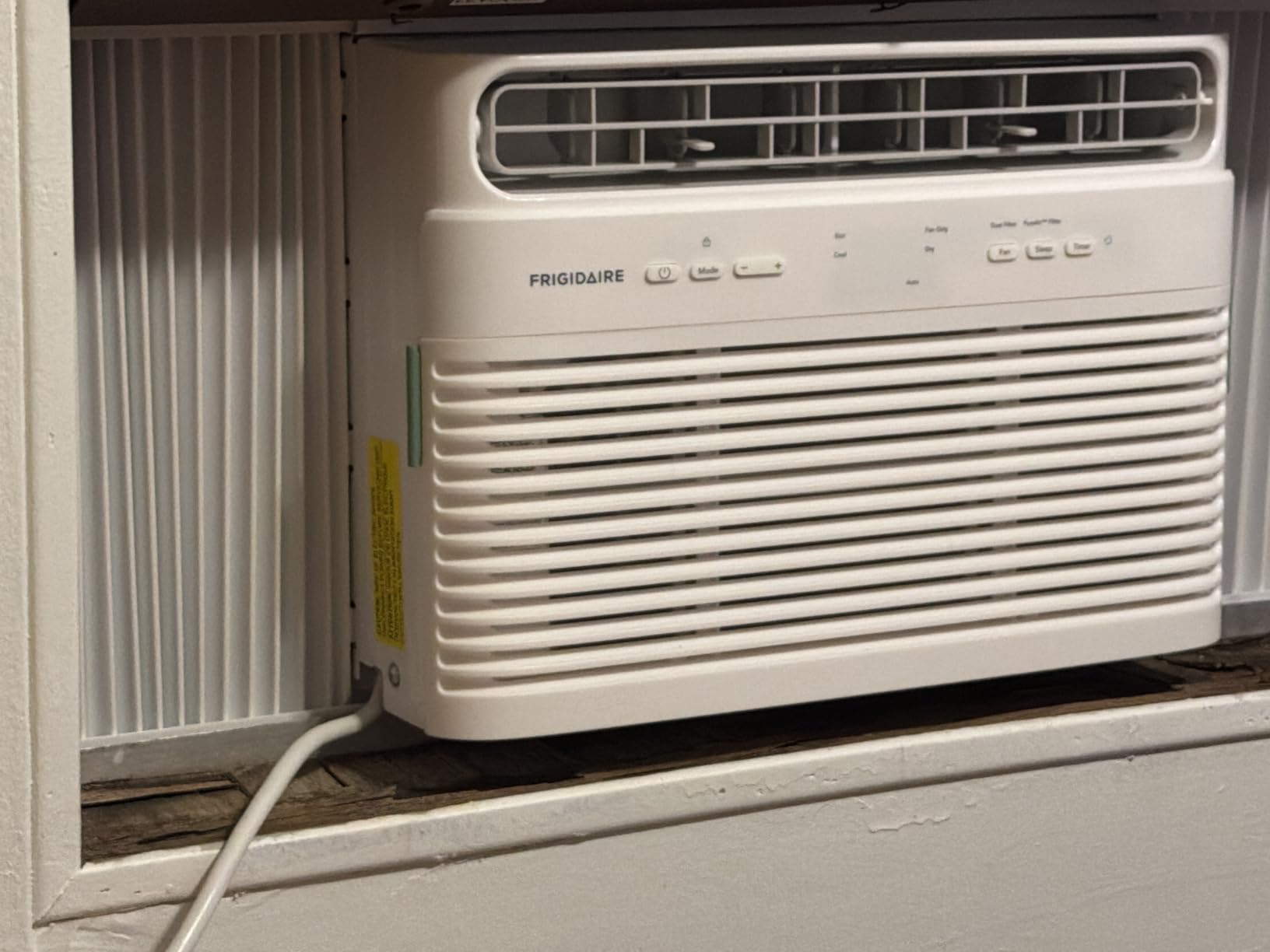 Frigidaire 5,000 BTU Window Air Conditioner with Remote Control, Cools Up to 150 Sq. Ft., Quiet Operation, Eco Mode, 3 Fan Speeds, Auto Restart, White customer photo 2
