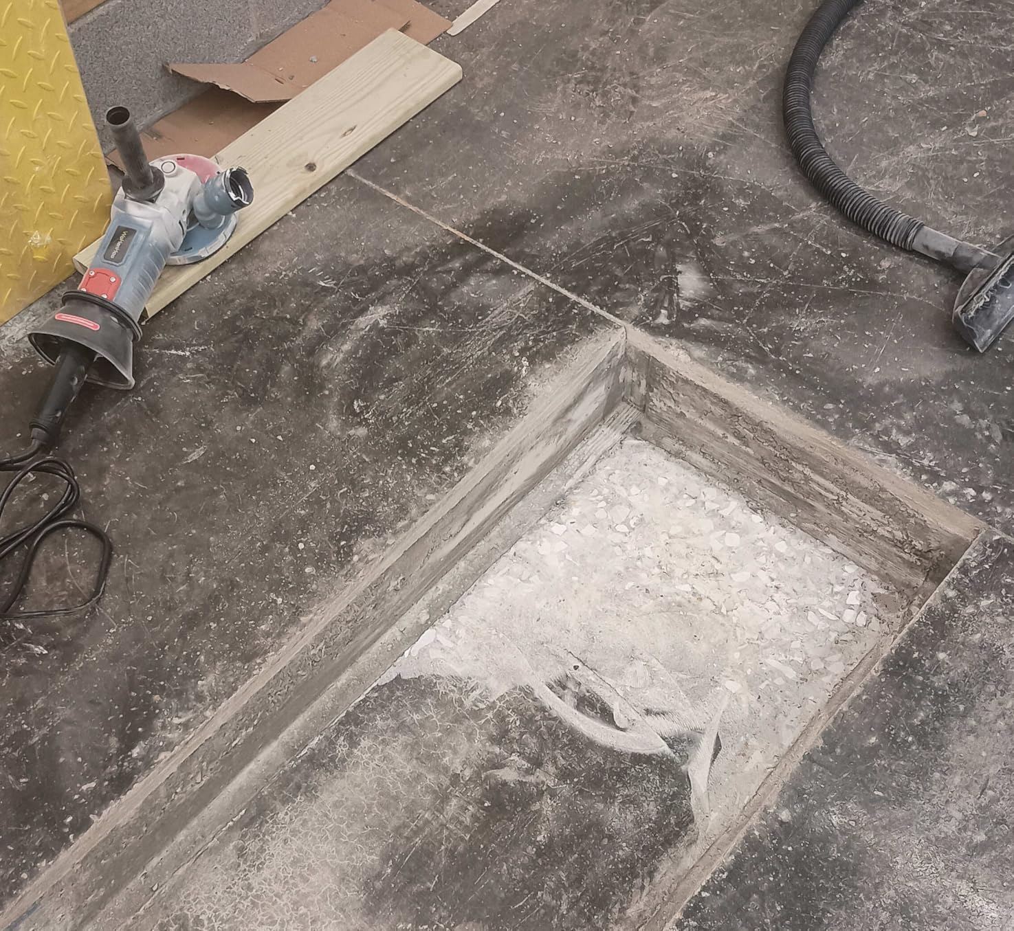 Wohenhao 5 Inch Concrete Planer 1500W with Dust Extraction Shroud and Diamond Cup Wheel, Floor Carpet Vinyl & Tile Adhesive Removal Machine (With x2 Grinding Wheel) customer photo 2