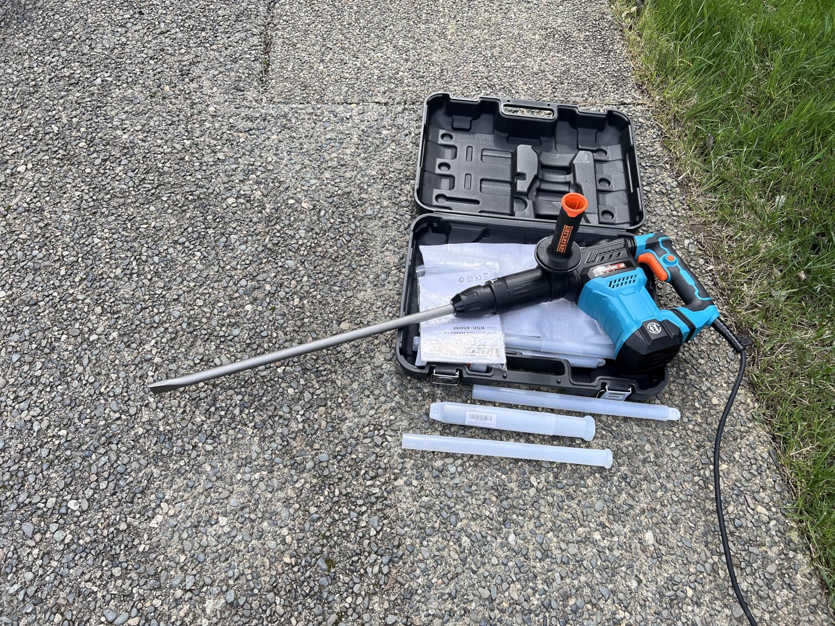 Berserker 1300W 12-Pound SDS-Max Demolition Jack Hammer 45HMC,11-Amp Corded | Small Lightweight Electric Concrete Breaker for Tile Removal with Vibration Control,Trigger Lock,Carrying Case & 3 Chisels customer photo 2