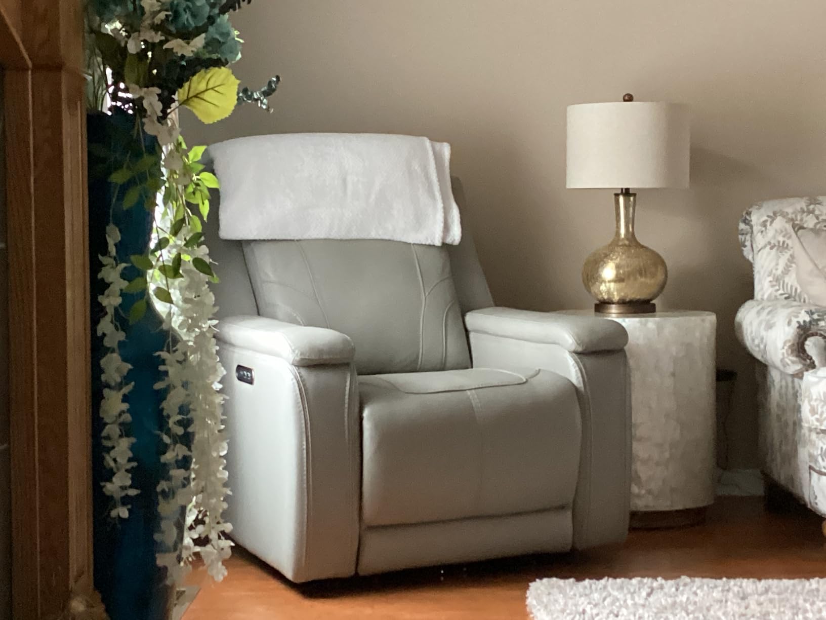 Watson & Whitely Oversized Lay Flat Recliner for Big and Tall, Genuine Leather Electric Recliner Chairs for Adults with Power Headrest & Chargers for Living Room, Saddle Brown customer photo 1