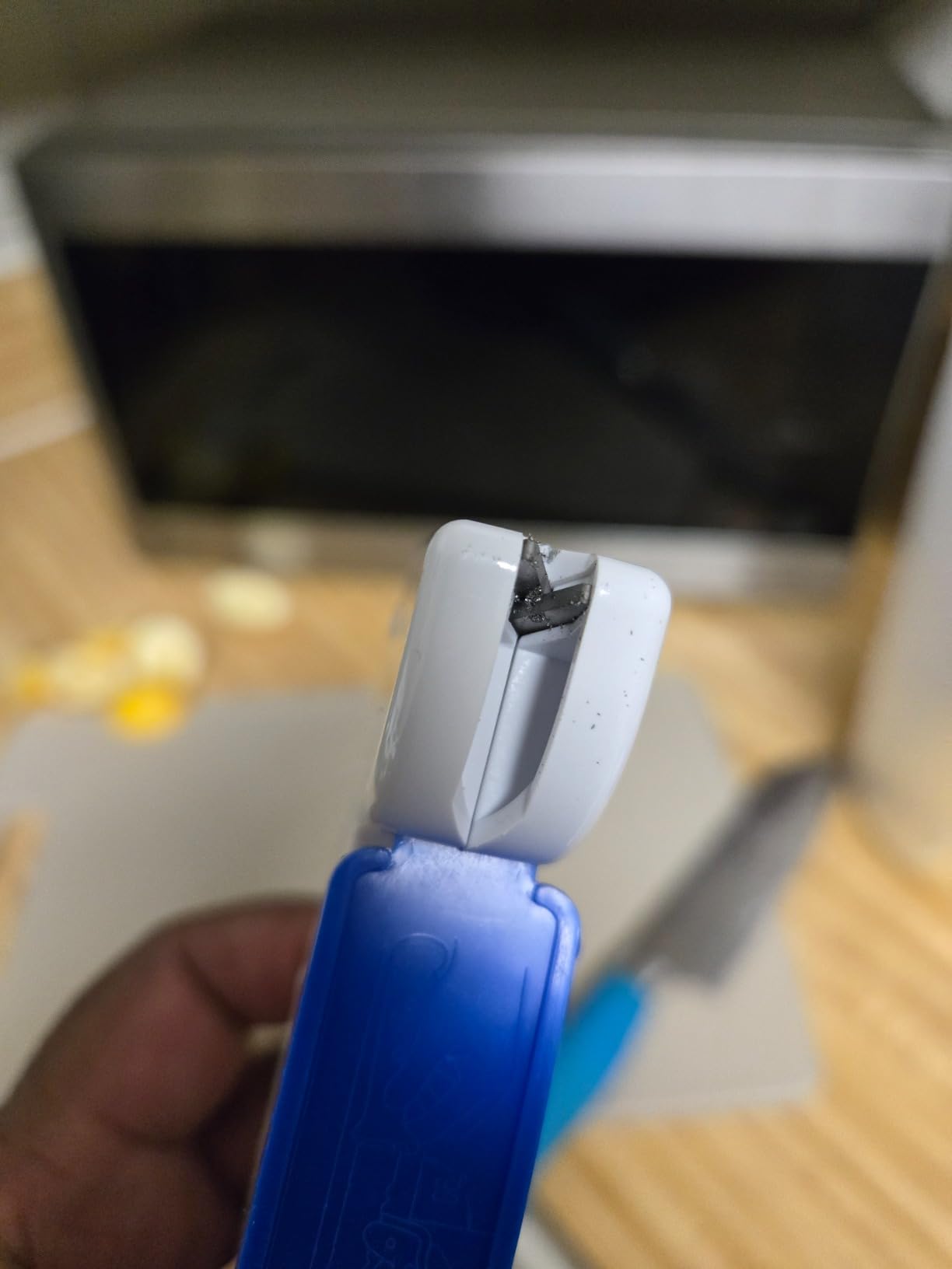 AccuSharp Knife Sharpener, Ergonomic Comfortable Handle, Compact & Easy to Use, Restore and Hone Straight & Serrated Knives, White customer photo 1