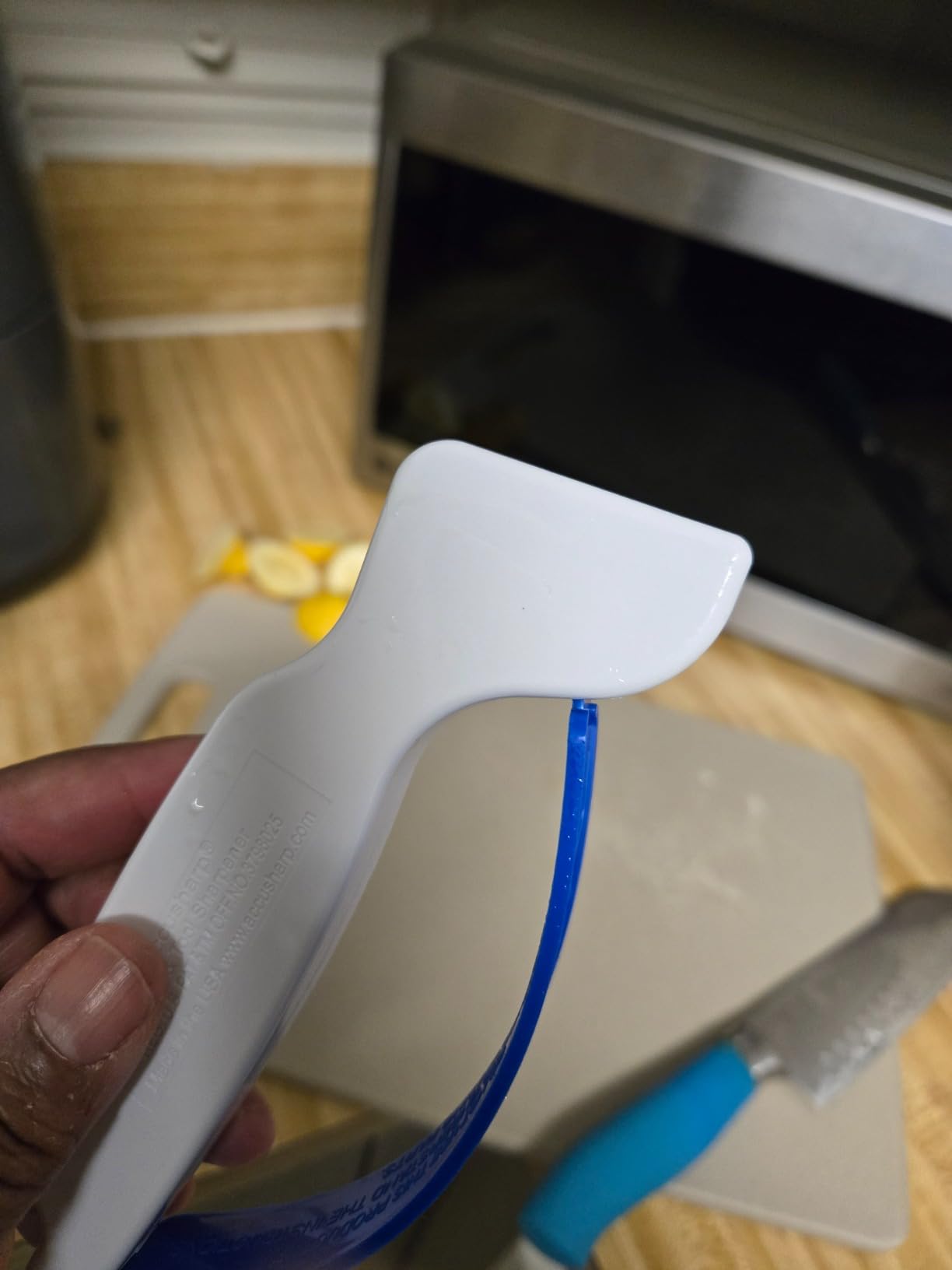 AccuSharp Knife Sharpener, Ergonomic Comfortable Handle, Compact & Easy to Use, Restore and Hone Straight & Serrated Knives, White customer photo 2