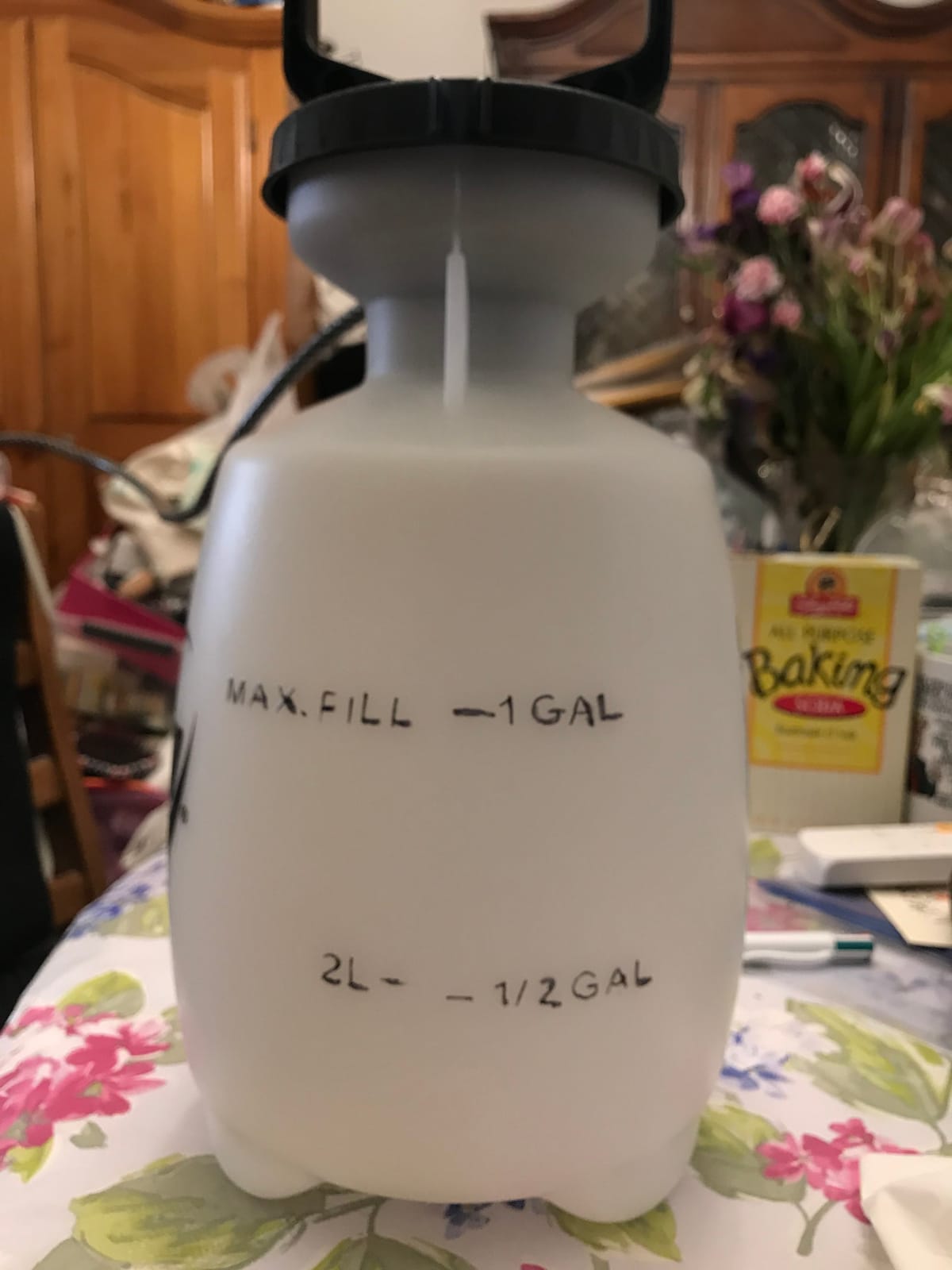 Roundup 190260 2-Gallon Lawn and Garden Sprayer for Controlling Insects and Weeds or Cleaning Decks and Siding customer photo 1