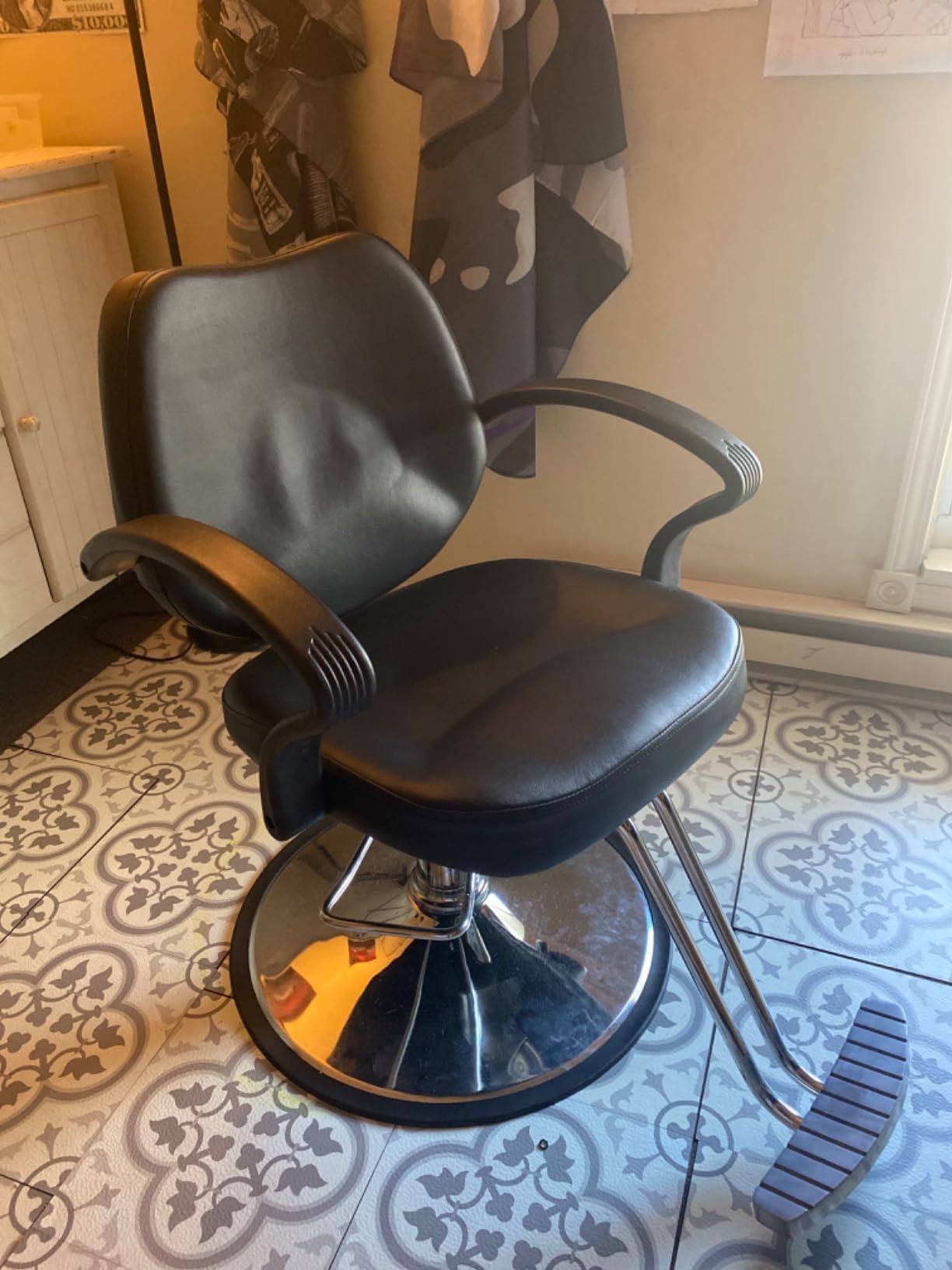 BestMassage | Barber Chair | Hydraulic Styling Chair | PU Leather | Adjustable Height | Footrest | Anti-Slip Chrome Base | Heavy-Duty Steel Frame | Black | for Hair Stylists & Home Use customer photo 2