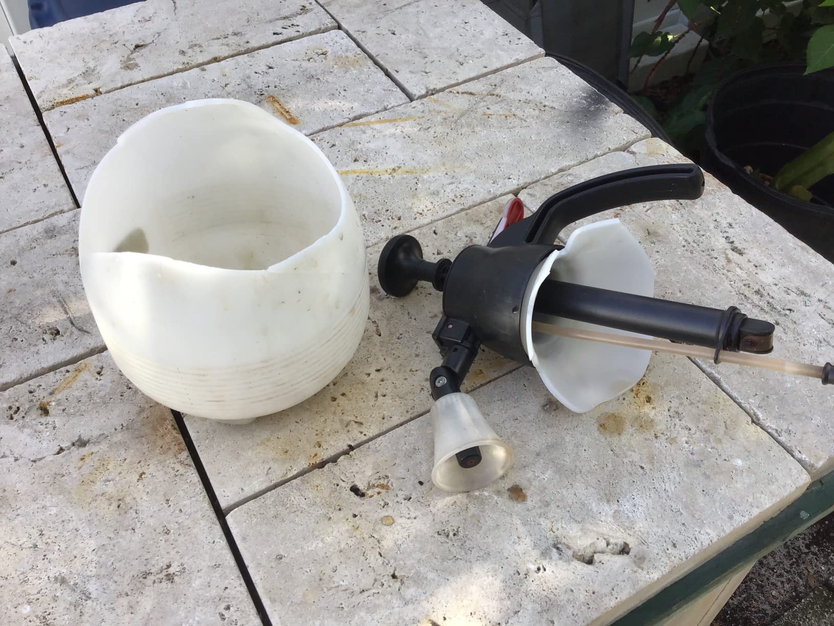 SOLO, 418-2L, 2 Liter One-Hand Pressure Sprayer, Red and White customer photo 1