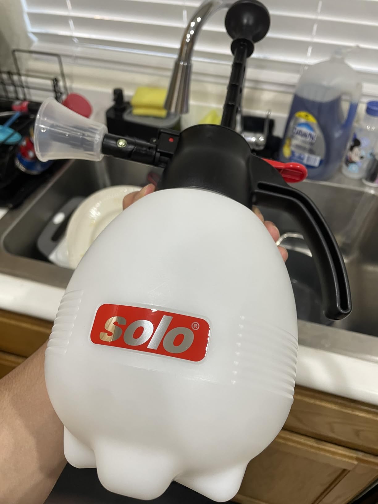 SOLO, 418-2L, 2 Liter One-Hand Pressure Sprayer, Red and White customer photo 2