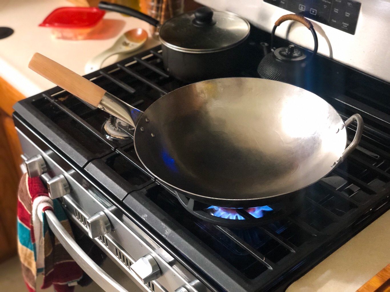 Craft Wok Traditional Hand Hammered Chinese Carbon Steel Wok with Wooden and Steel Helper Handle (14 Inch, Round Bottom Pow Wok Pan) / 731W88 customer photo 2