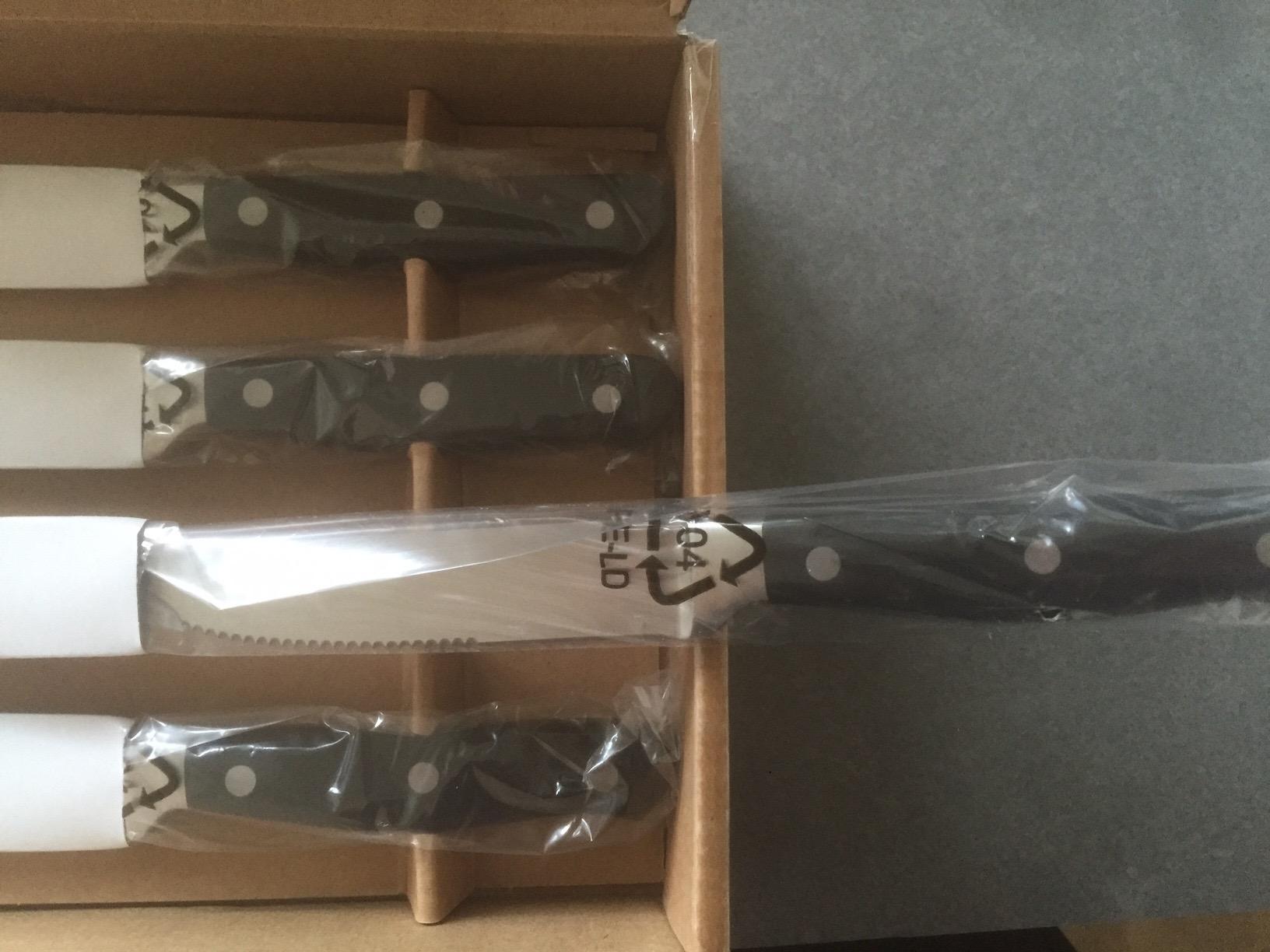 Amazon Basics 8-Piece Full Tang Stainless Steel Serrated Steak Knife Set, 4.5 inch, Black customer photo 1