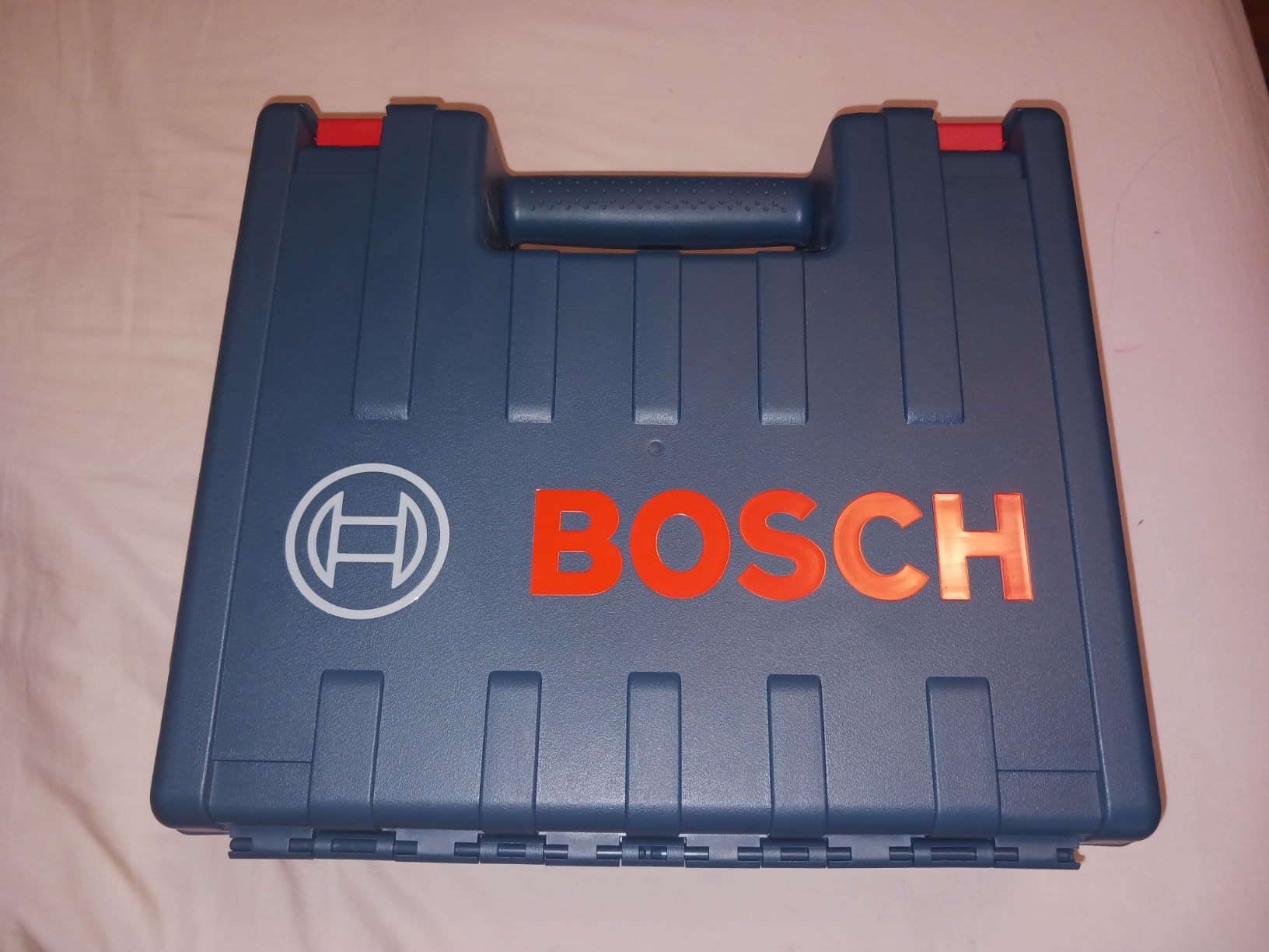 BOSCH GCL 2-160 65 Ft Self-Leveling Cross-Line Laser with Plumb Points, Includes Magnetic Rotating Mount, Ceiling Grid Clip, Laser Target Plate, 3 AA Batteries, & Hard Carrying Case customer photo 1