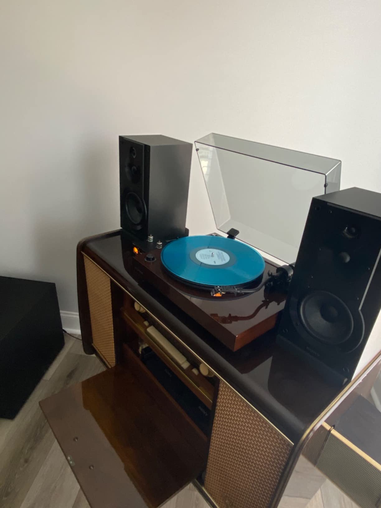 Fluance RT82 Reference High Fidelity Vinyl Turntable Record Player with Ortofon OM10 Cartridge, Speed Control Motor, High Mass MDF Wood Plinth, Vibration Isolation Feet - Piano Black customer photo 2