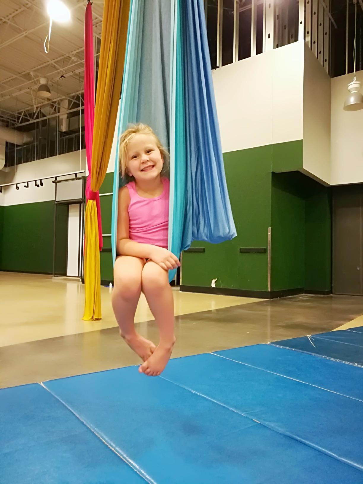 Aerial Yoga Hammock L:5M W:2.8M 5.5 Yards Aerial Pilates Silk Yoga Swing Set with 2000 Ibs Load Include Daisy Chain, Pose Guide customer photo 2