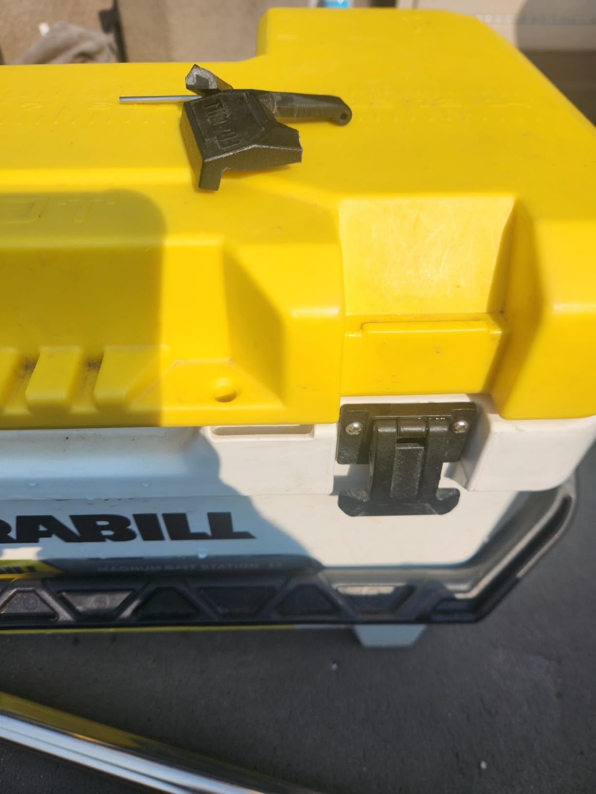 Frabill Magnum Bait Station 13 Quart Live Bait Well, White and Yellow customer photo 1