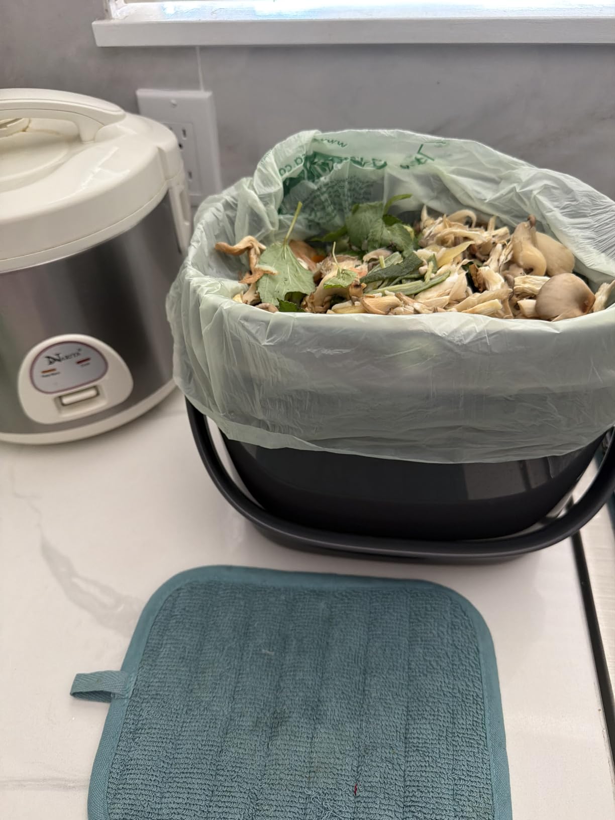 OXO Good Grips Easy-Clean Compost Bin - Charcoal - 1.75 Gal/6.62L customer photo 2