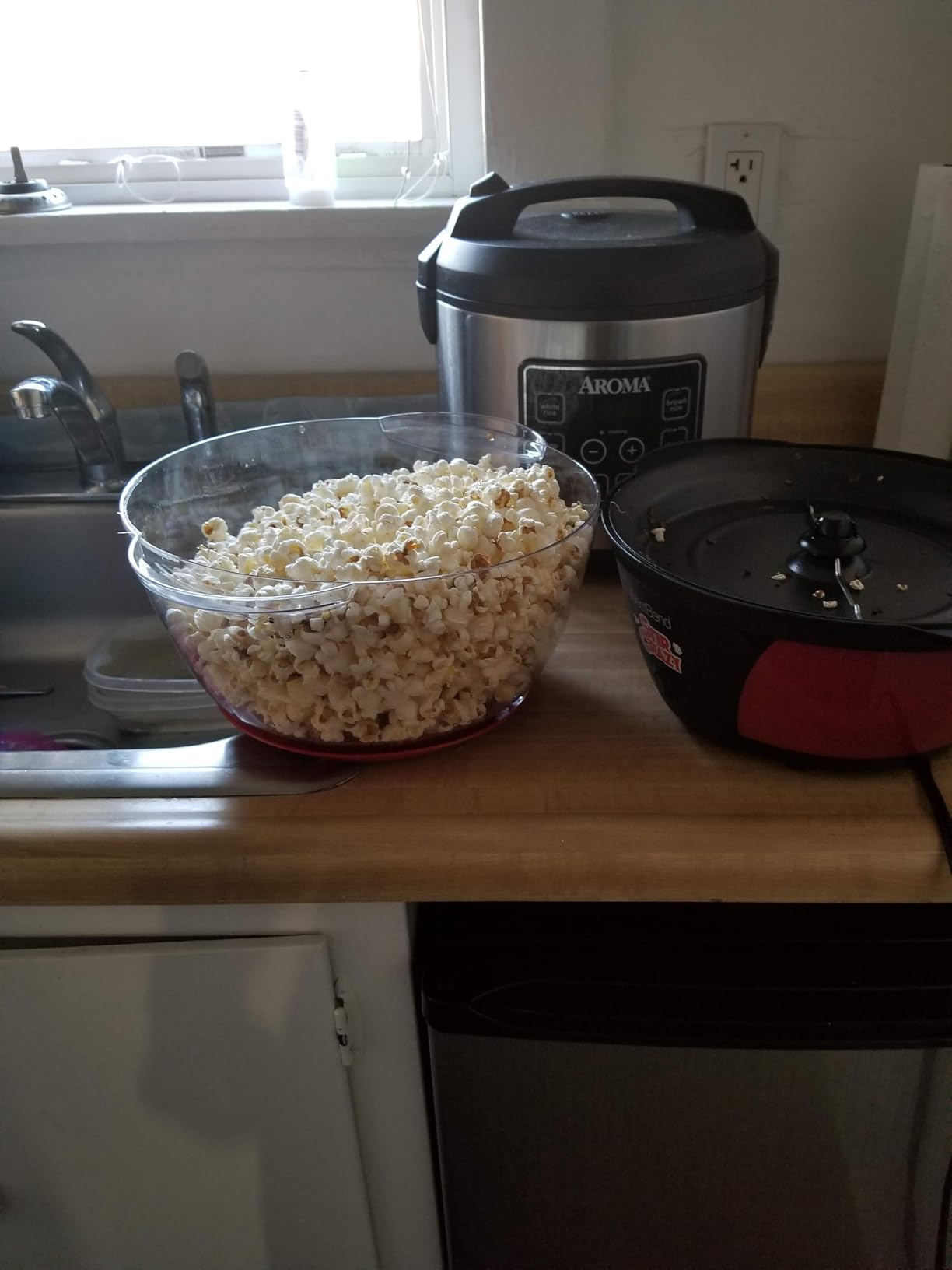 West Bend 82707B Stir Crazy Hot Oil Popcorn Popper, Popcorn Maker Machine with Large Serving Bowl Lid and Stirring Rod, 6 Qt, Black customer photo 1