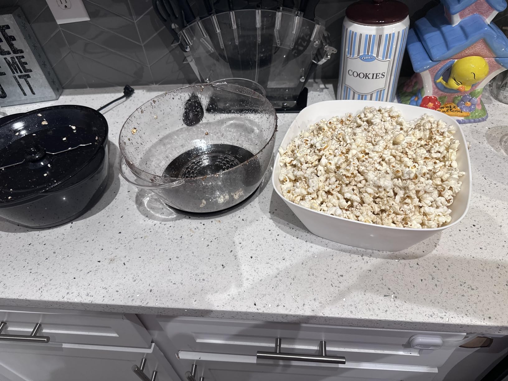 West Bend 82707B Stir Crazy Hot Oil Popcorn Popper, Popcorn Maker Machine with Large Serving Bowl Lid and Stirring Rod, 6 Qt, Black customer photo 2