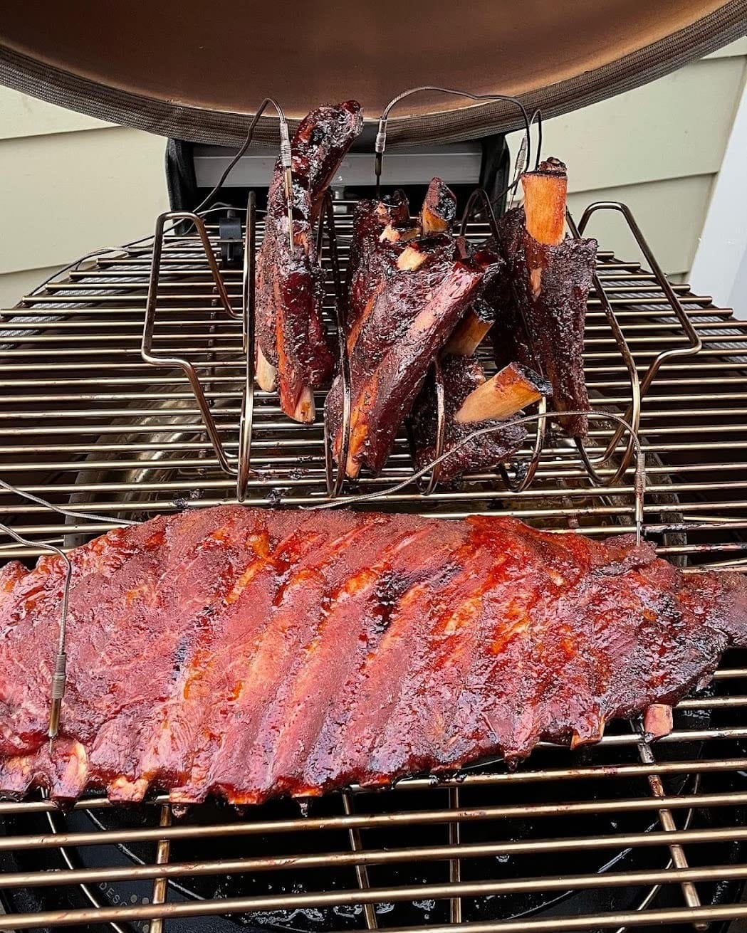 Kamado Joe Big Joe Series III 24-inch Ceramic Charcoal Grill and Smoker with Premium Cart, SloRoller Insert and 450 Cooking Square Inches in Red, Model KJ15041021 customer photo 1