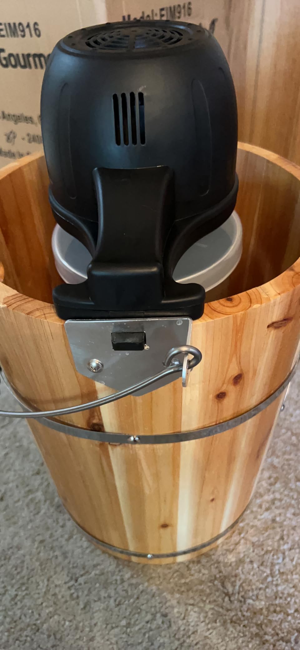 Elite Gourmet EIM916 6Qt Old Fashioned Wood Bucket Ice Cream Maker | Electric Appalachian-style design with bonus die-cast hand crank for churning - uses ice and rock salt for homemade ice cream customer photo 1