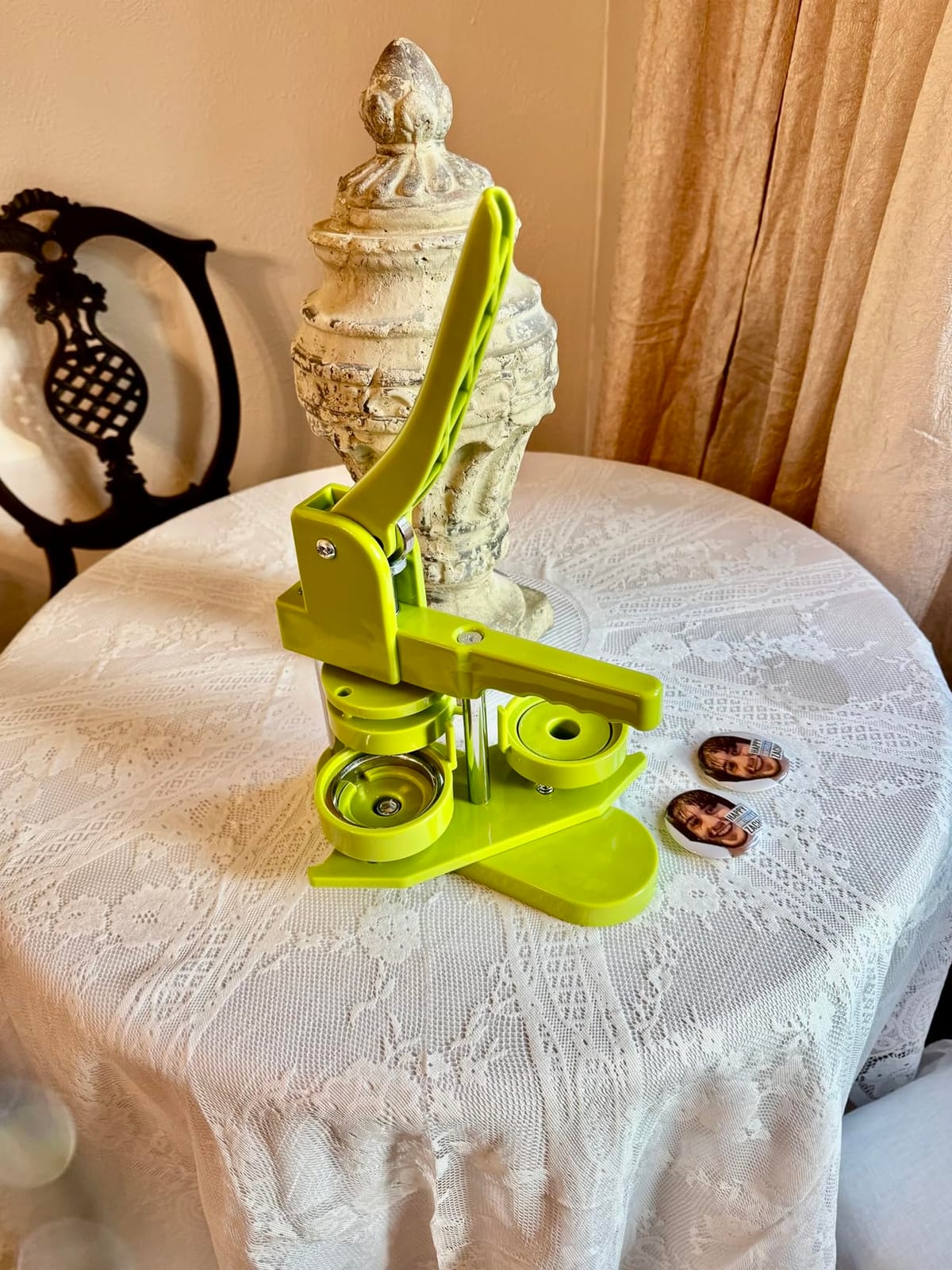 Button Maker Machine 58mm (2.25 in) Installation-Free, DIY Button Pin Maker Machine, Badge Punch Press with Free 100pcs Badge Supplies & Pictures & Circle Cutter customer photo 2
