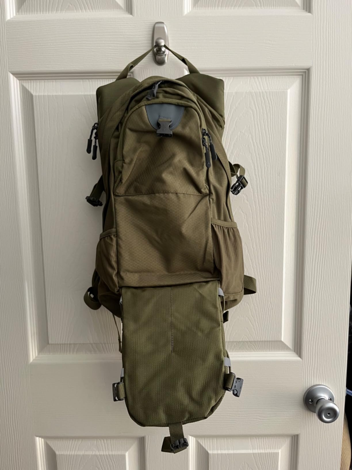 Teton Oasis/Trailrunner Hydration Backpack - Lightweight Water Pack with 2L/3L Bladder for Hiking, Running, Cycling, Biking 18L/22L Sizes - Sewn-in Rain Cover customer photo 2