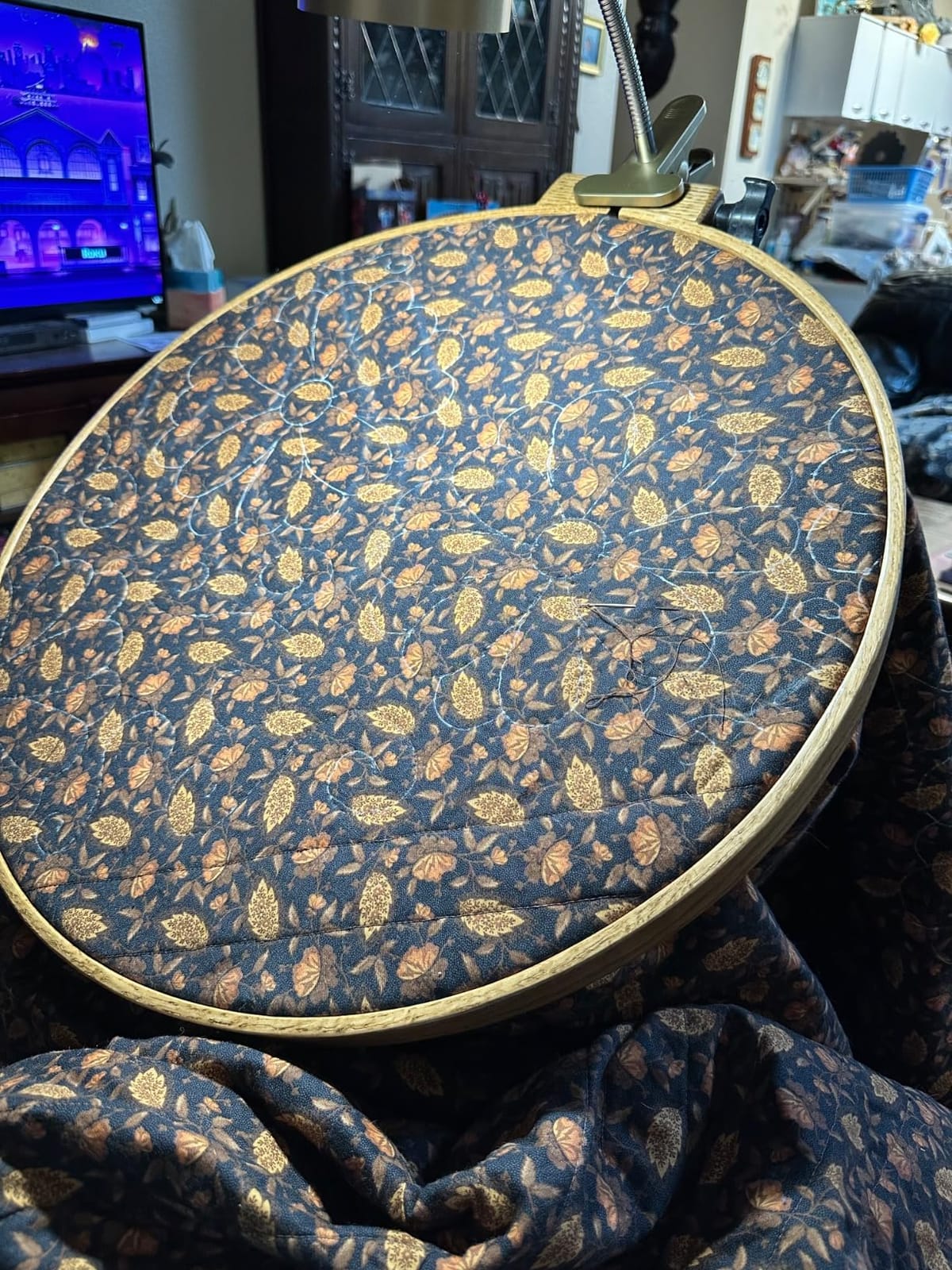 DutchCrafters Solid Oak Wood 22 Inch Round Extra Large Tilting Quilt Hoop with Stand, Quilting Frame for Hand Quilting - Amish Made in America (Medium Walnut) customer photo 2