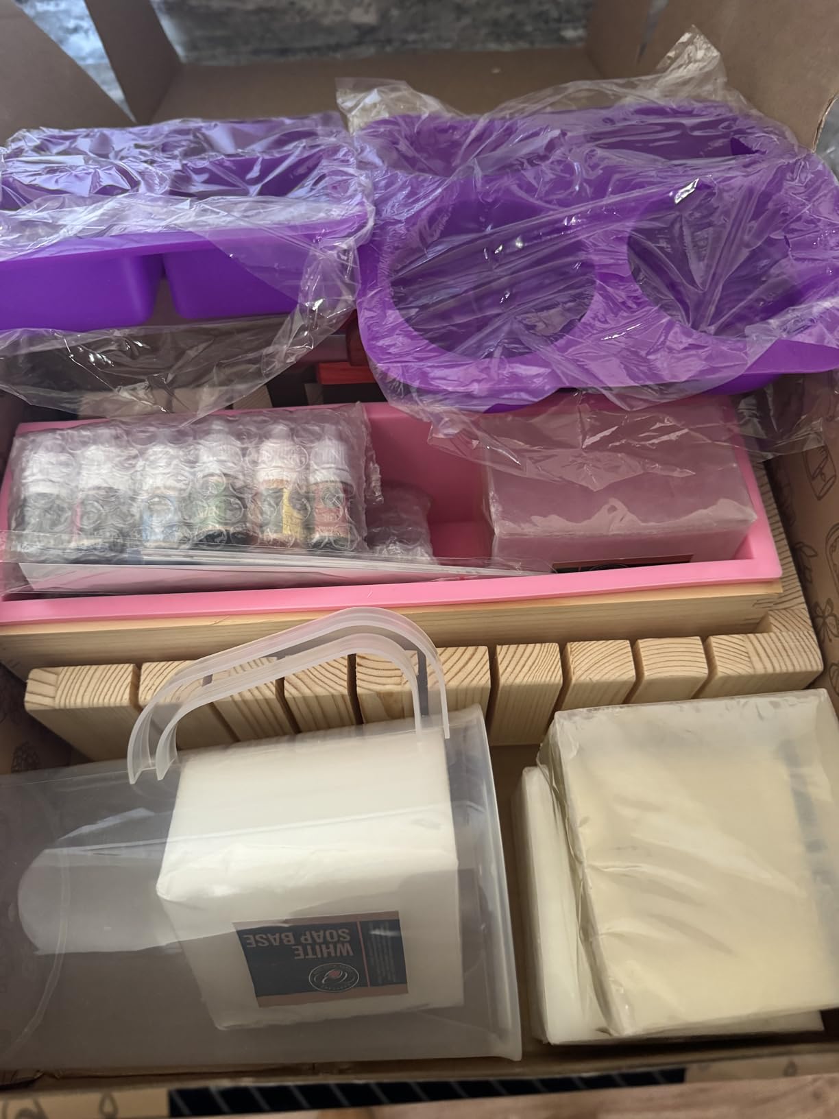 CraftZee Large Premium Deluxe Soap Making Kit - All-in-One Soap Making Supplies with Soap Base, Soap Cutter Box, Silicone Loaf Molds, Fragrances & More - Homemade Melt & Pour DIY Craft Kits customer photo 1