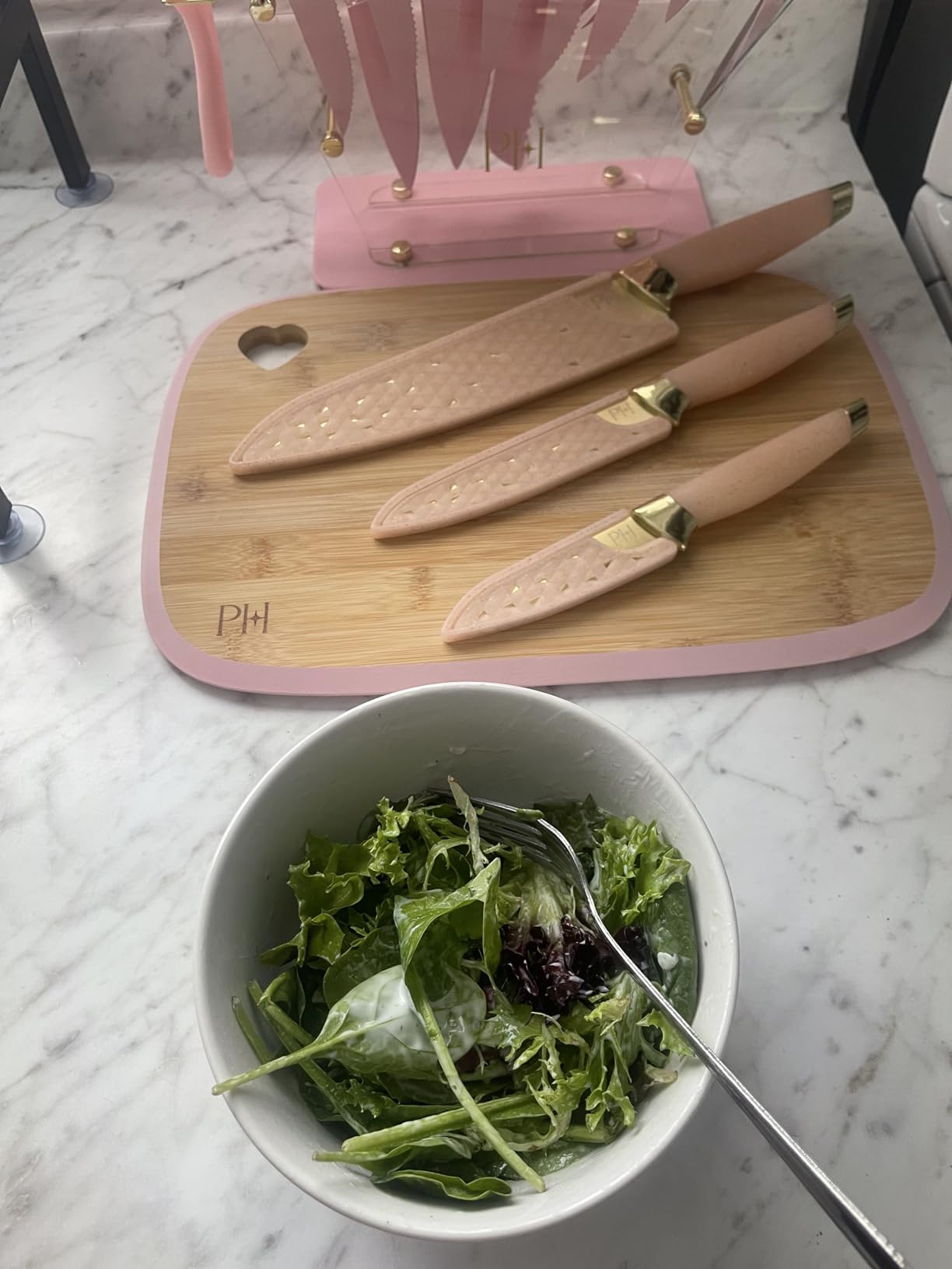 Paris Hilton Bamboo Cutting Board for Kitchen, Reversible Cutting Board and Cutlery Set with High Carbon Stainless Steel Knives and Blade Guards, Comfortable Handle Grips, 7-Piece Set, Gold and Pink customer photo 1
