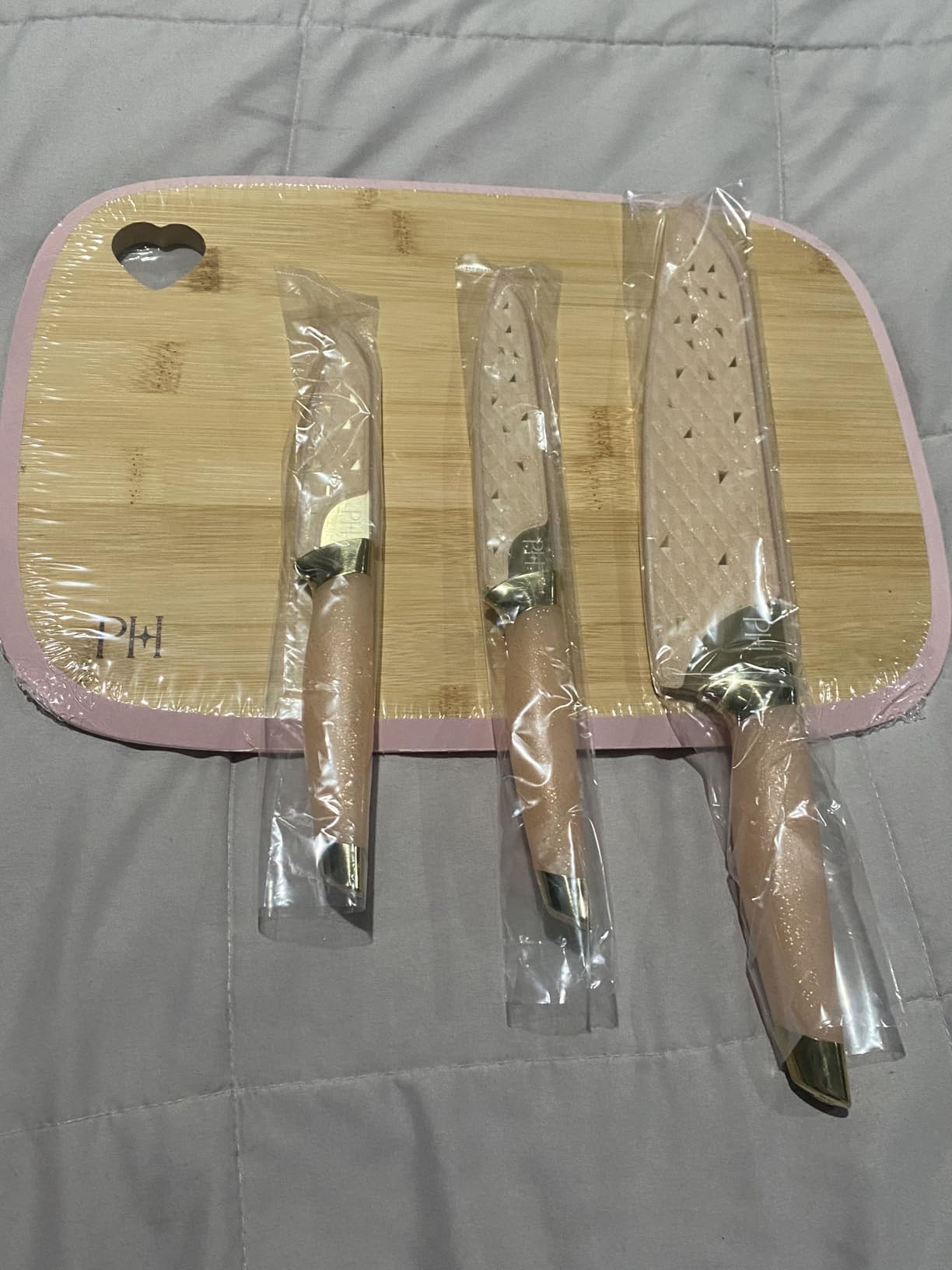 Paris Hilton Bamboo Cutting Board for Kitchen, Reversible Cutting Board and Cutlery Set with High Carbon Stainless Steel Knives and Blade Guards, Comfortable Handle Grips, 7-Piece Set, Gold and Pink customer photo 2
