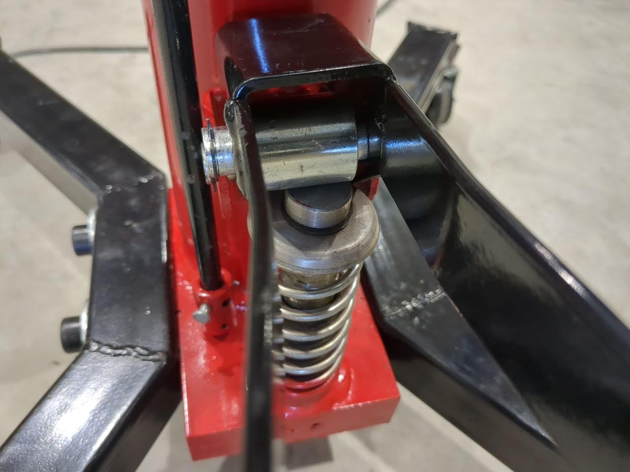 VEVOR Transmission Jack, 0.75 Ton/1660 lbs Capacity Hydraulic Telescopic Transmission Jack, 2-Stage Floor Jack Stand with Foot Pedal, 360° Swivel Wheel, Garage/Shop Lift Hoist, Red customer photo 1