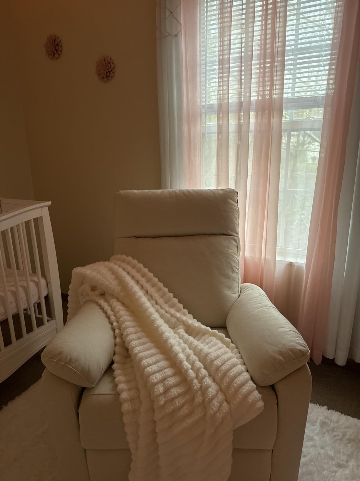Davinci Suzy Recliner Glider w/ 360° Swivel, Manual, Vanilla | GREENGUARD Gold & CertiPUR-US Certified - Ultra Cozy Recliner Chair for Nursery & Living Room - Manual Recliner customer photo 1