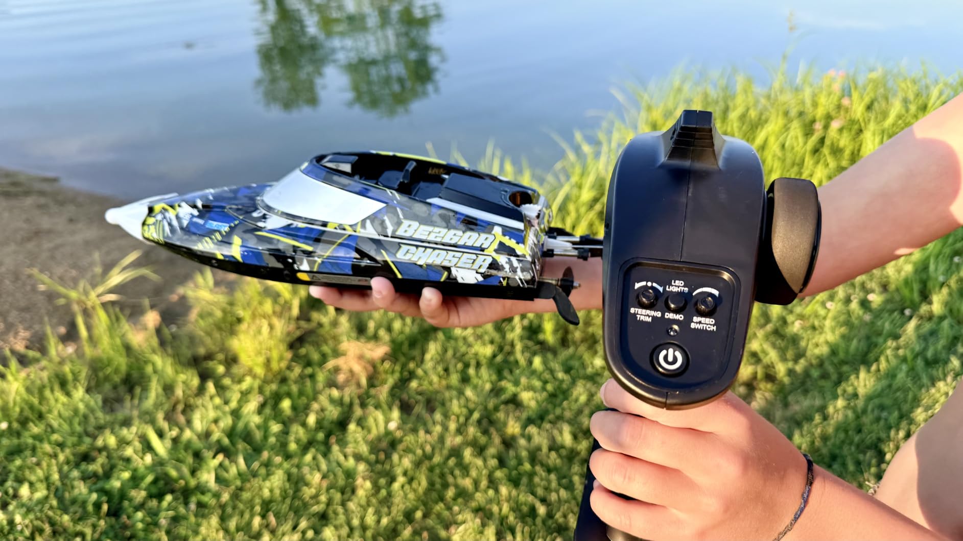 BEZGAR TX123 Remote Control Boats - Fast Speed RC Boat 32+ KPH with A Portable Suitcase for Lakes & Pools & Salt Water, Summer Toys for Adults and Ideal Gifts for Kids Boys Age 6 7 8-12 Years Old customer photo 2