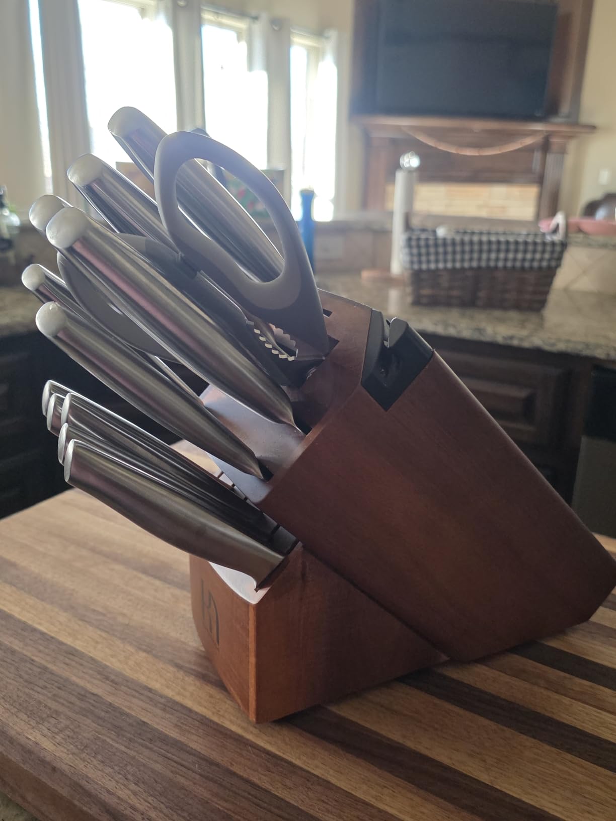 KnifeSaga 14 Pcs Knife Block Set, Premium, Razor Sharp, Japanese Steel | Innovative Steel, High Carbon Stainless, Enduring Sharpness, Ergonomic Handle, Quality Acacia Wood Block, Gift Box customer photo 1