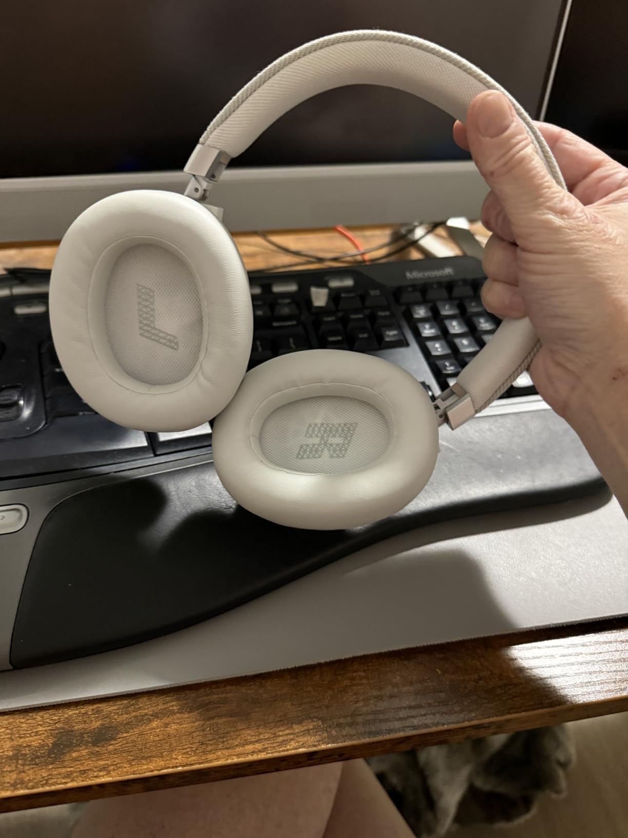 JBL Live 770NC - Wireless Over-Ear Headphones with True Adaptive Noise Cancelling with Smart Ambient, Up to 65 Hours of Battery Life, Comfort-fit Fabric Headband & Carrying Pouch (White) customer photo 1