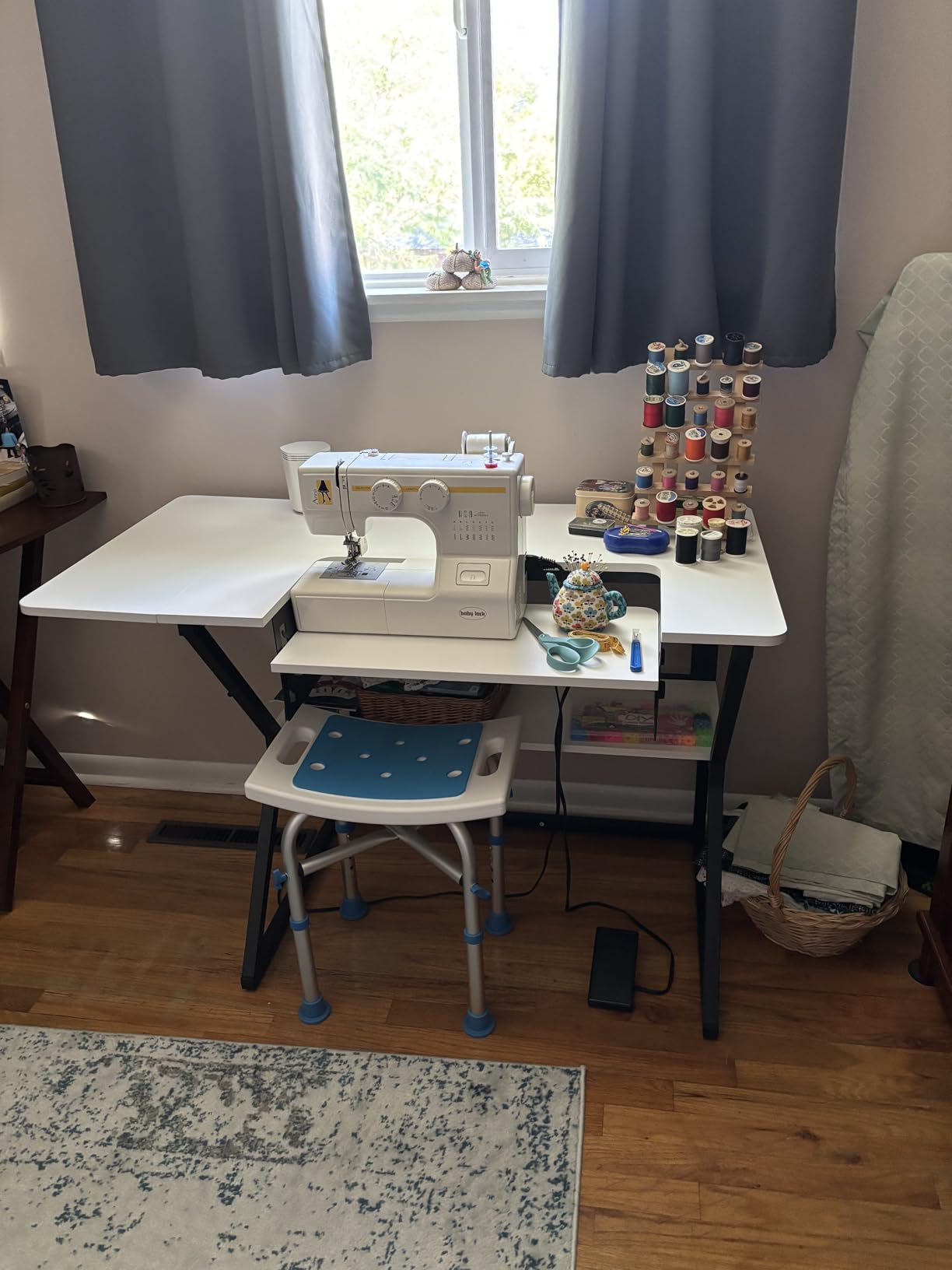 Vividwood Sewing Table, Large Sewing Machine Table with Adjustable Platform and Storage Shelf - White customer photo 1