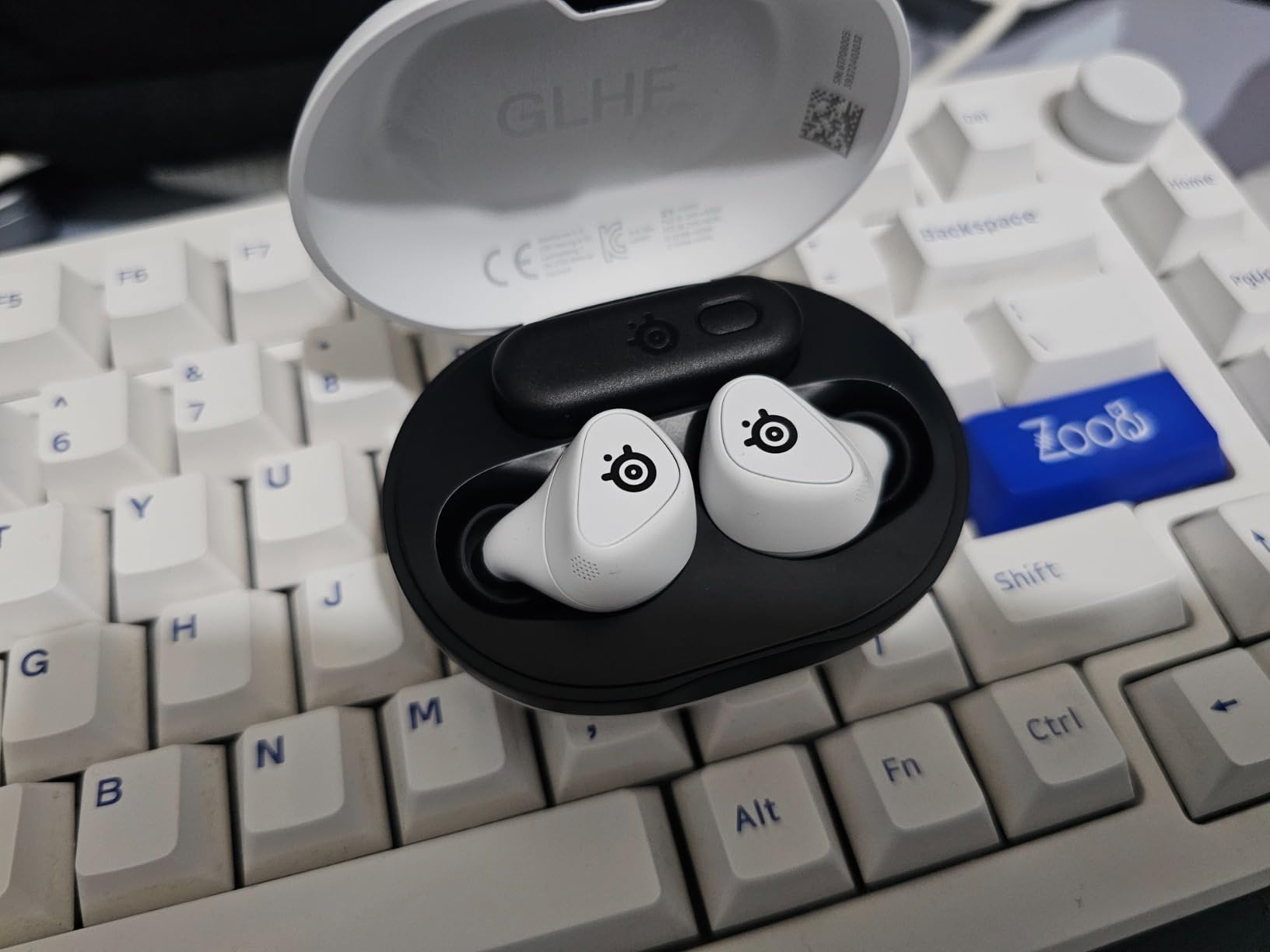 SteelSeries Arctis GameBuds for PlayStation/PC/Switch/Mobile - 2.4GHz + Bluetooth 5.3 Earbuds - ANC - Mobile App Sound Presets - Water Resistant IP55 - 40H Battery with Qi Charging Case - White customer photo 2