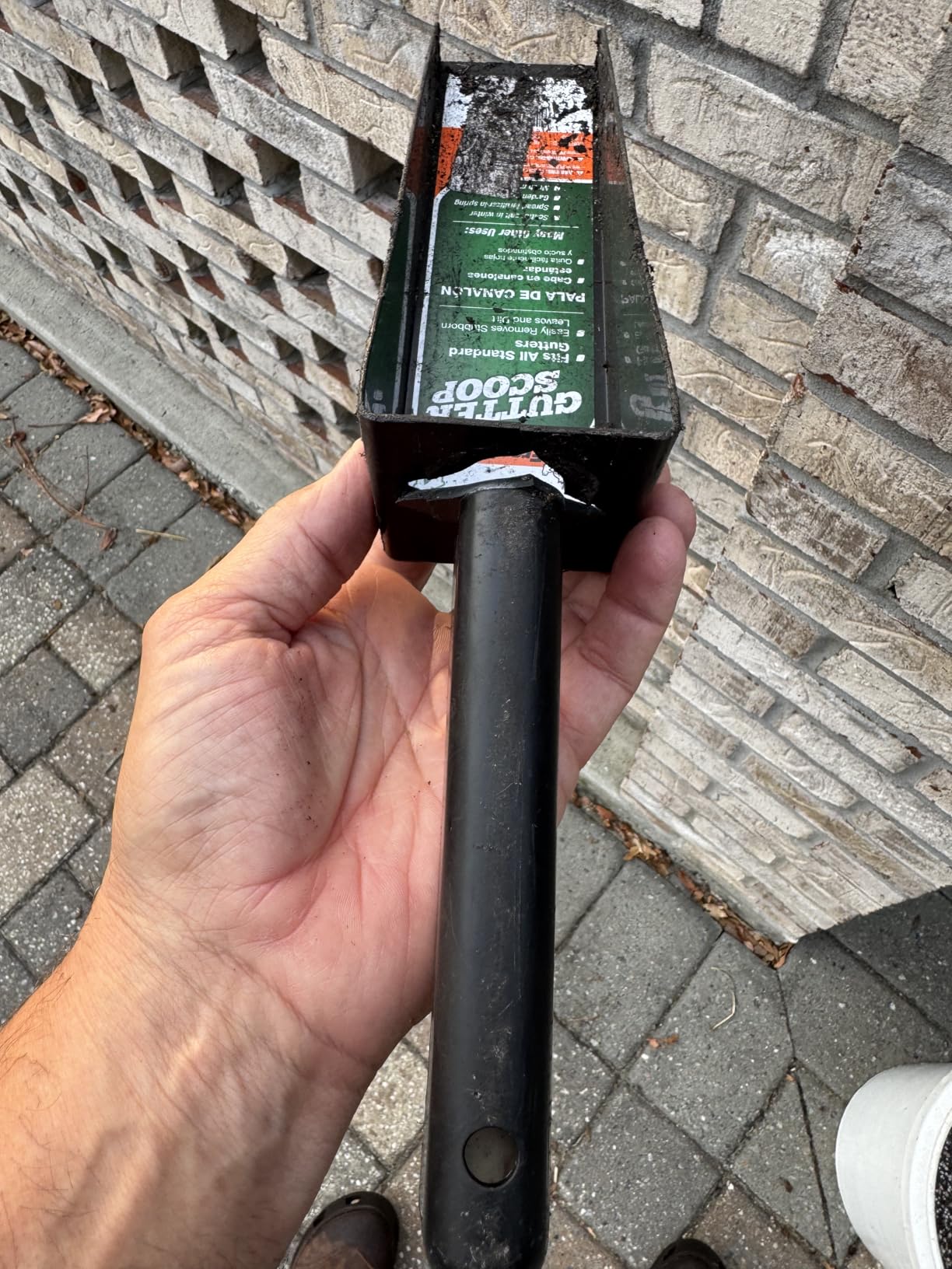 Edward Tools Gutter Scoop Cleaning Tool with Long Handle - Easy Removal of Leaves and Dirt from Rain Gutter with Scoop and Drain Design customer photo 1