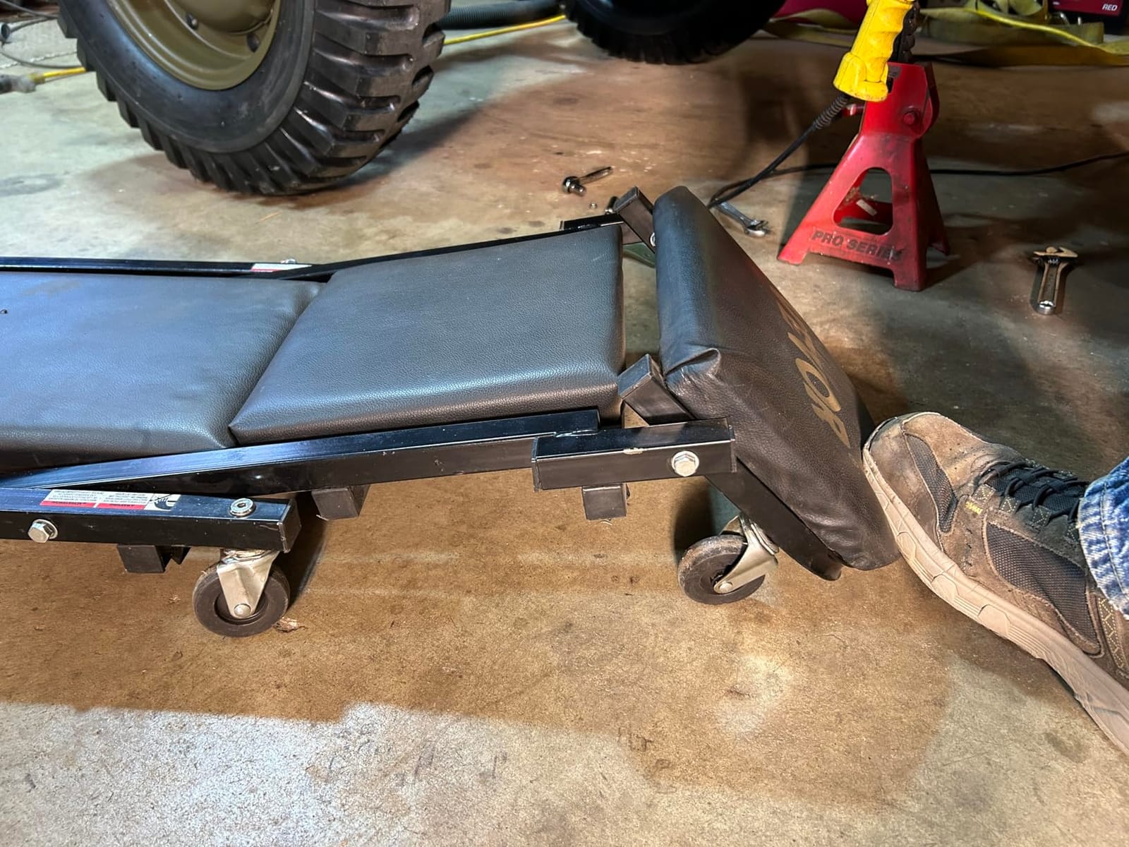 VEVOR Foldable Z Garage Creeper, 40 in, 450 lbs Load Capacity Rolling Folding Mechanic Creeper Stool, with 6 Universal Wheels Padded Seat Steel Frame, Lay Down or Sit Chair for Garage Shop or Home customer photo 2