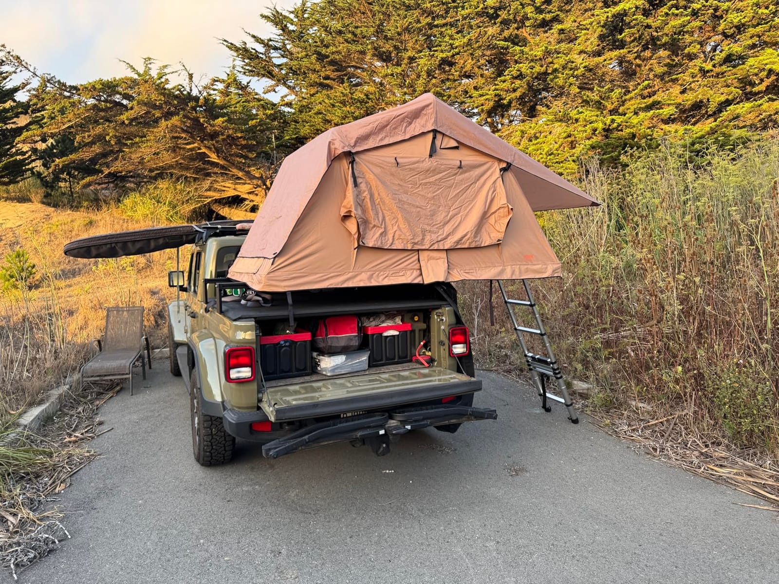 VEVOR Rooftop Tent Hard Shell, 2-3 Person Roof Top Tent for Car SUV Truck Jeep Van Camping with Telescopic Ladder, Thick Mattress & LED Light customer photo 2