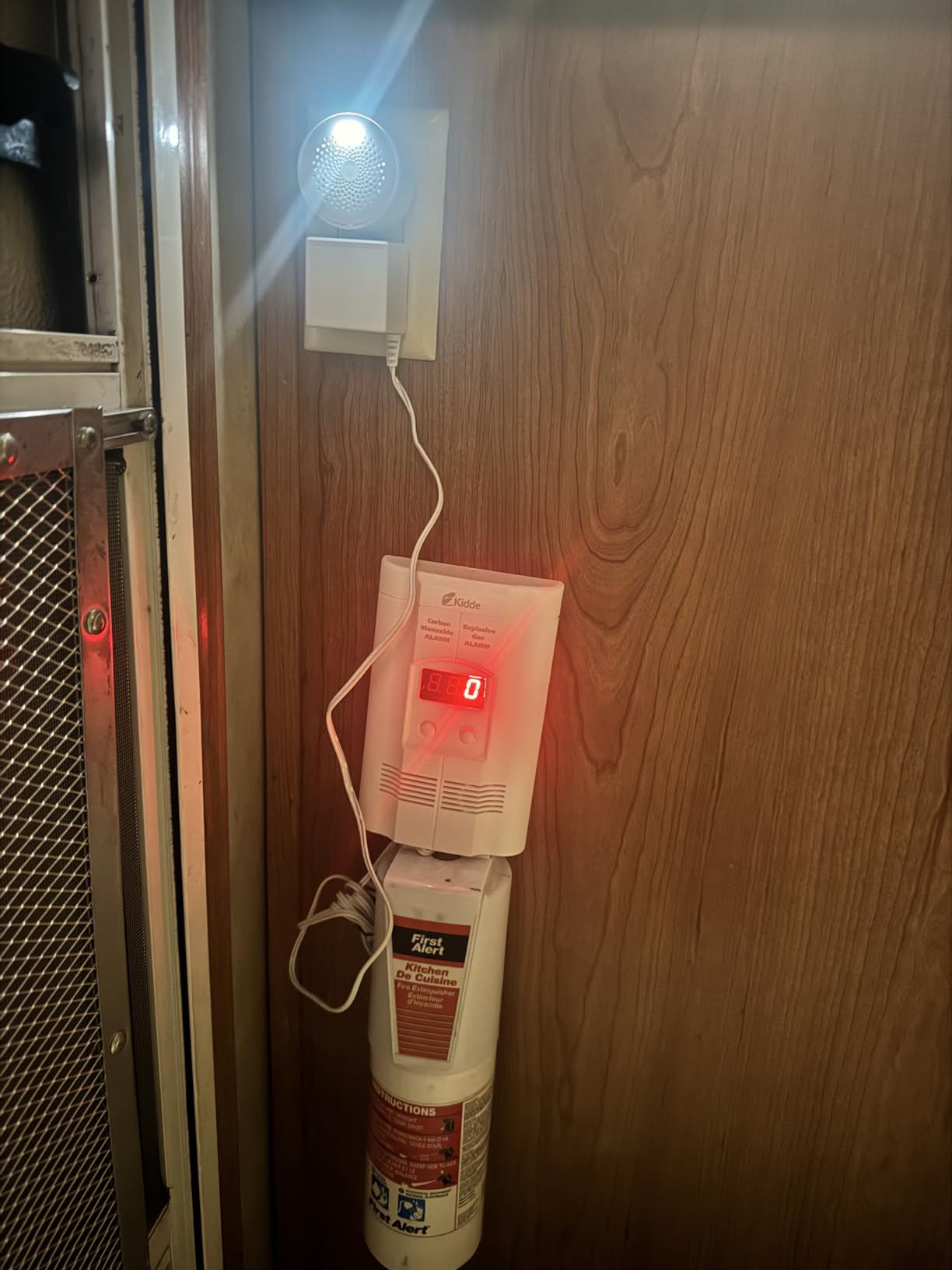 Kidde Carbon Monoxide + Explosive Gas, Natural Gas & Propane Alarm, Plug-in with 9V Battery Backup, Digital Display, 85 dB Alarm, LED Status Indicators, 3rd Edition customer photo 2